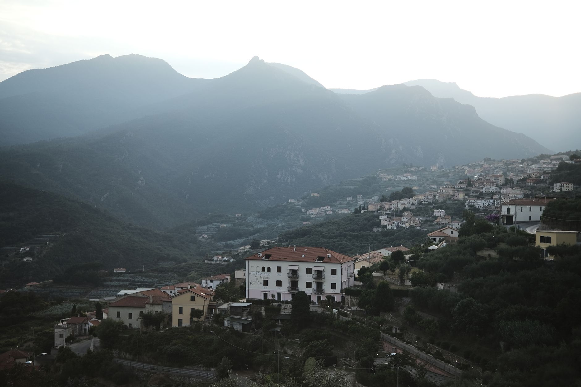 Pueblo en las montañas de los Apeninos, centro de Italia, similar a Amatrice antes del terremoto de 2016