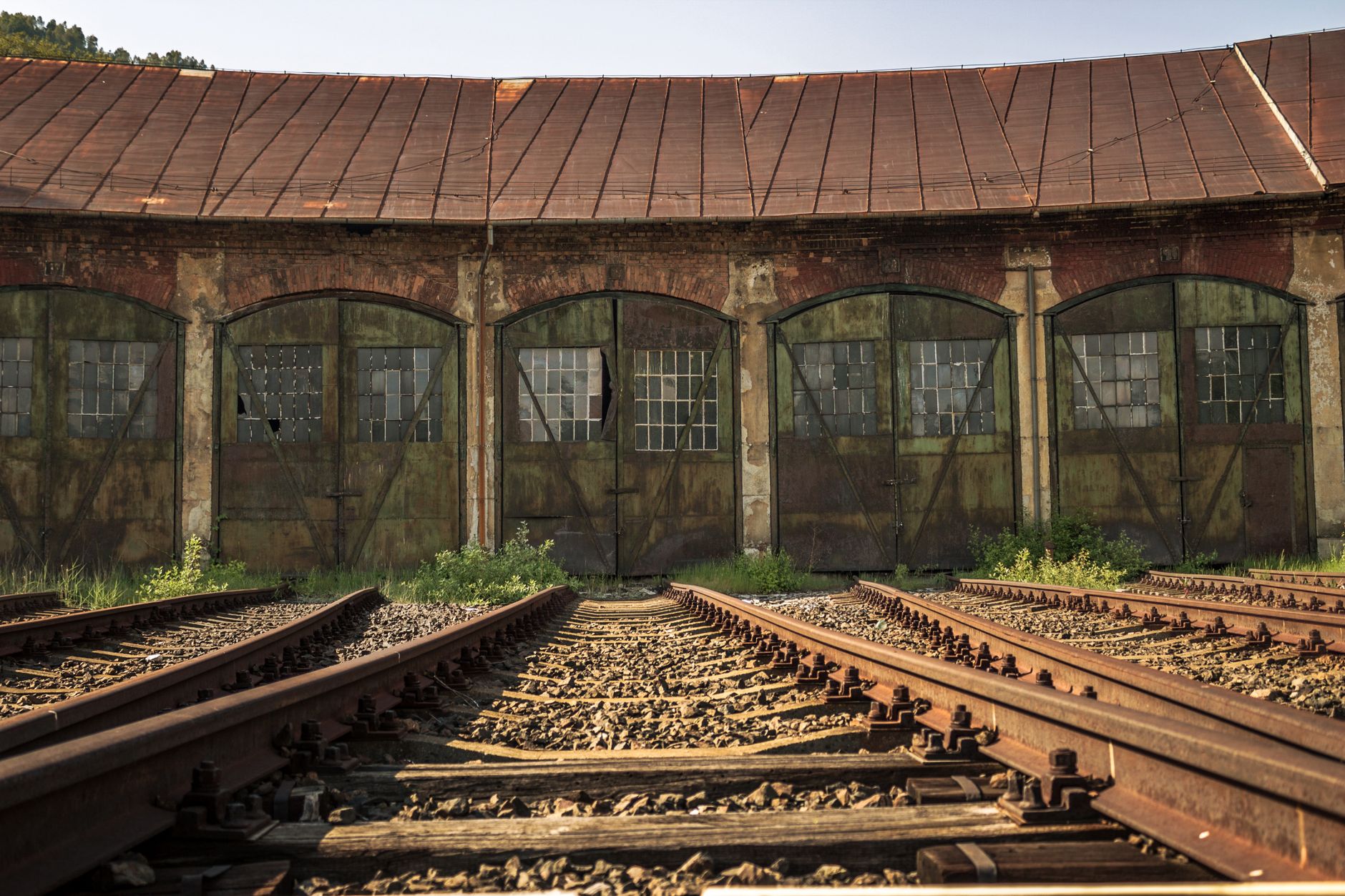 Antiguas vías de tren y estación ferroviaria, el tipo de infraestructura destruida por el terremoto de Asjabad