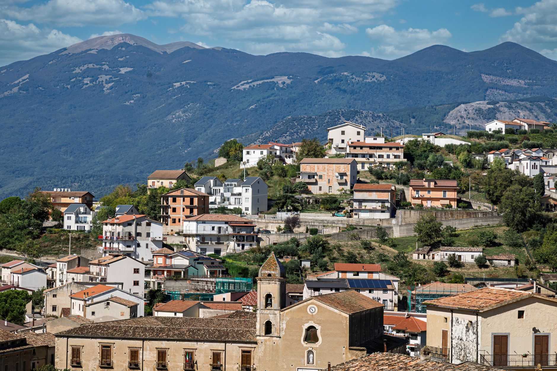 Paisaje montañoso del sur de Italia, similar a la llanura calabresa devastada por la secuencia sísmica de 1783
