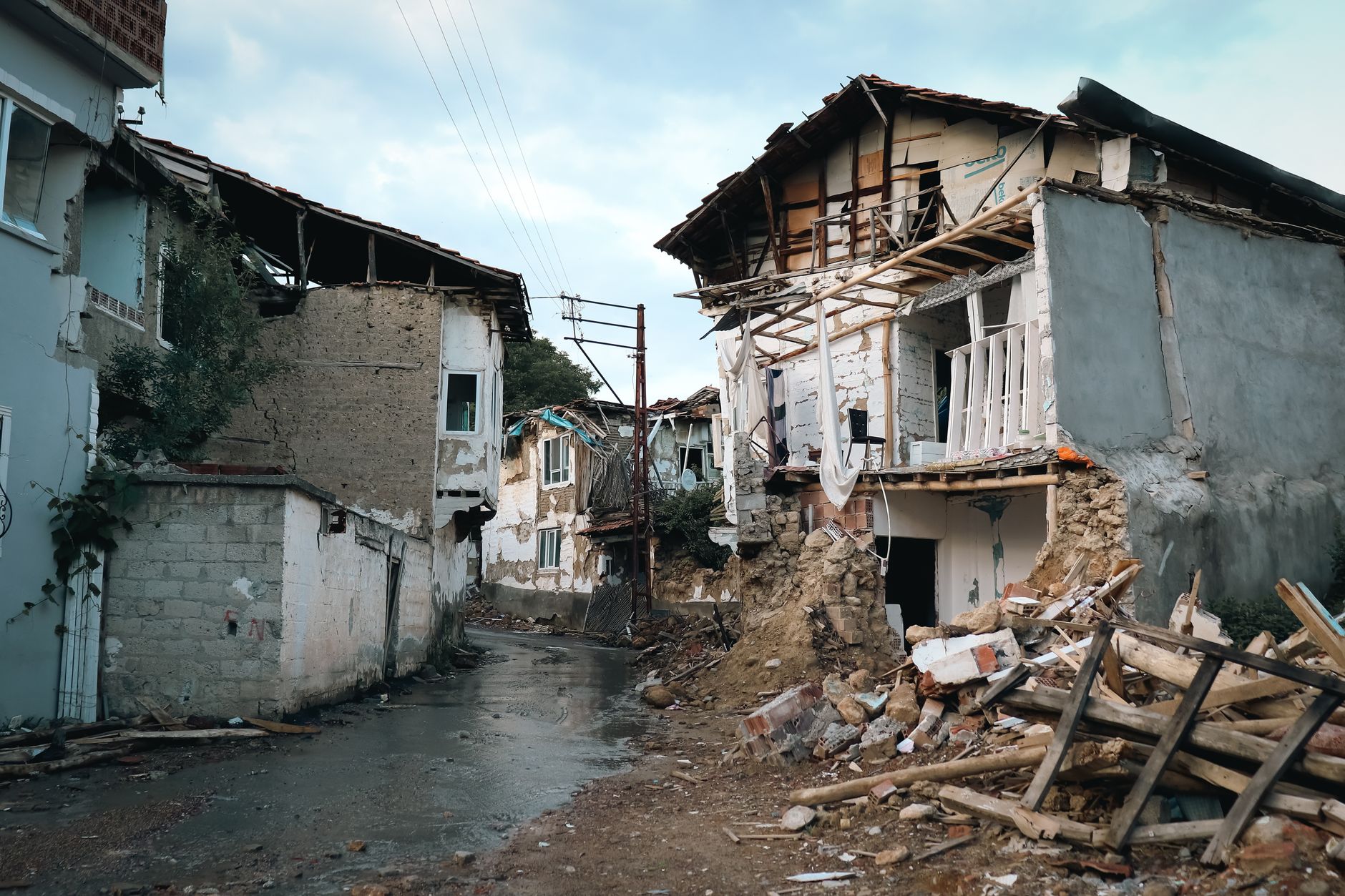Edificio dañado y derrumbado por un terremoto superficial intenso