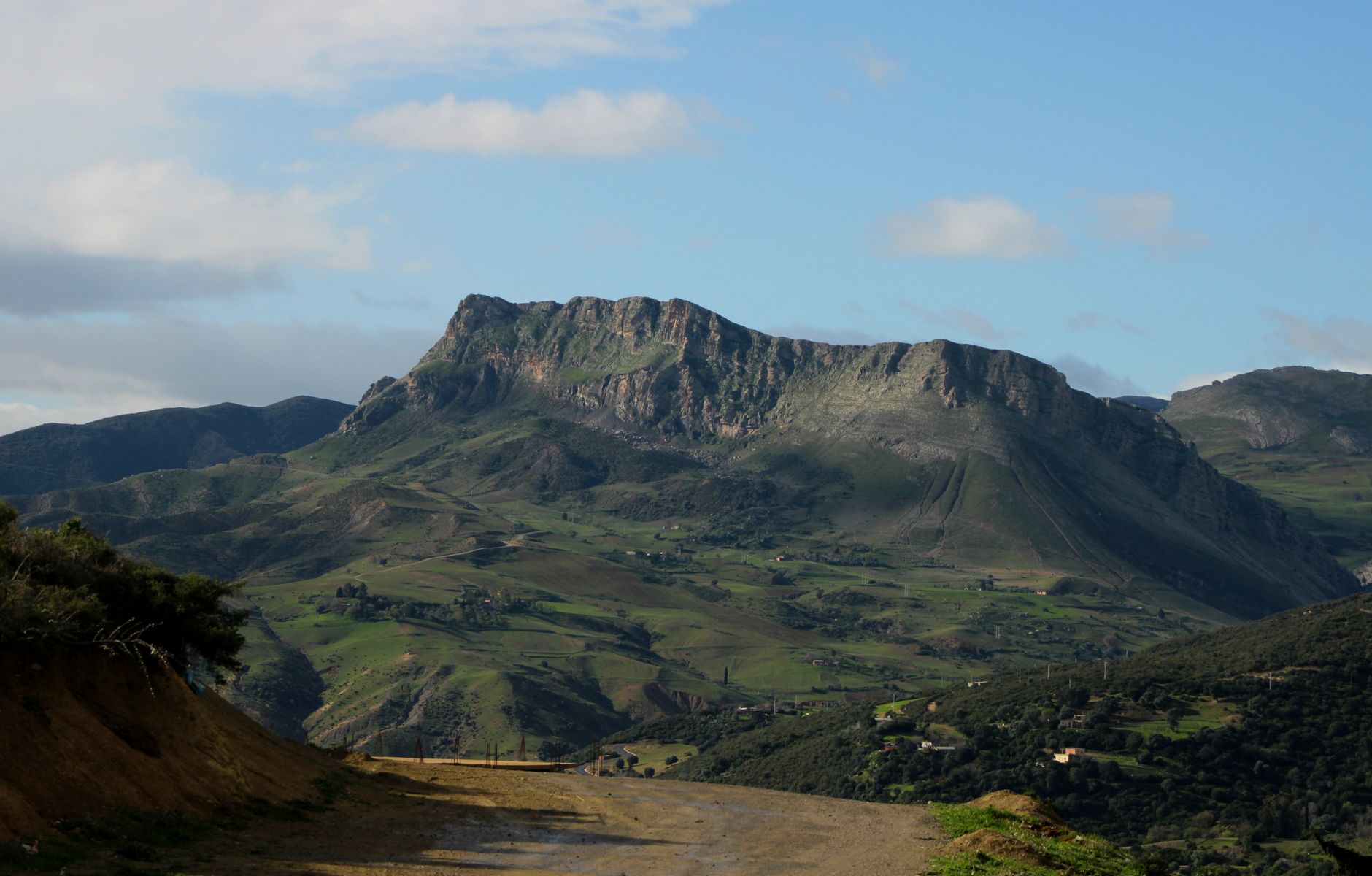 Paisaje de las montañas del Atlas en el norte de Argelia, cerca de la región devastada por el terremoto de El Asnam de 1980