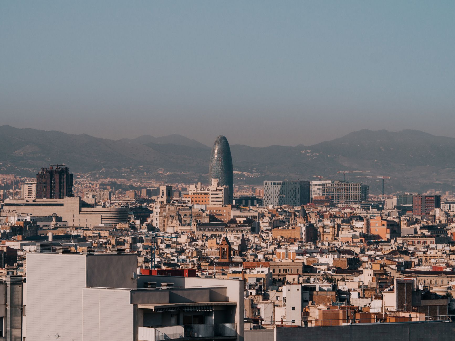 Skyline de Barcelona en Cataluña, zona de sismicidad baja a moderada