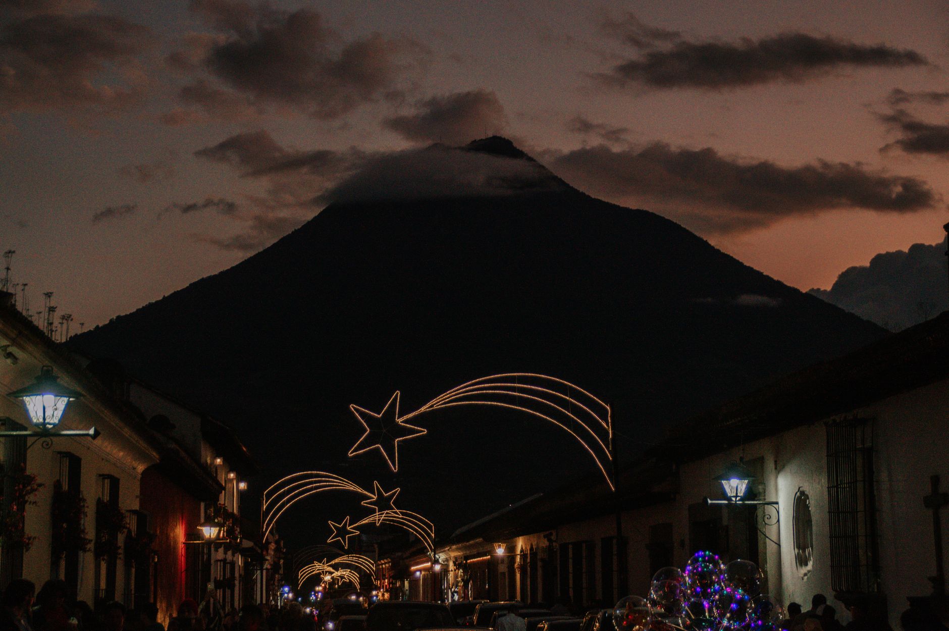 Antigua Guatemala, ciudad colonial con un volcán al fondo