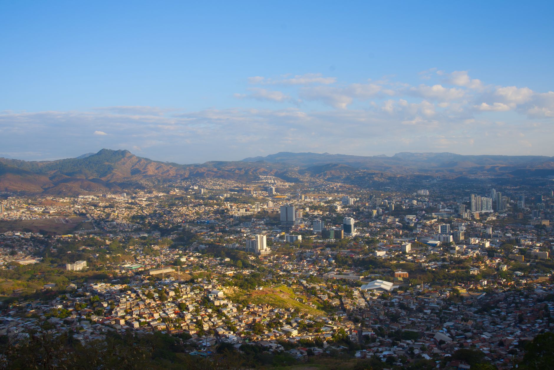 Tegucigalpa, Honduras, capital rodeada de montañas en el interior estable del país