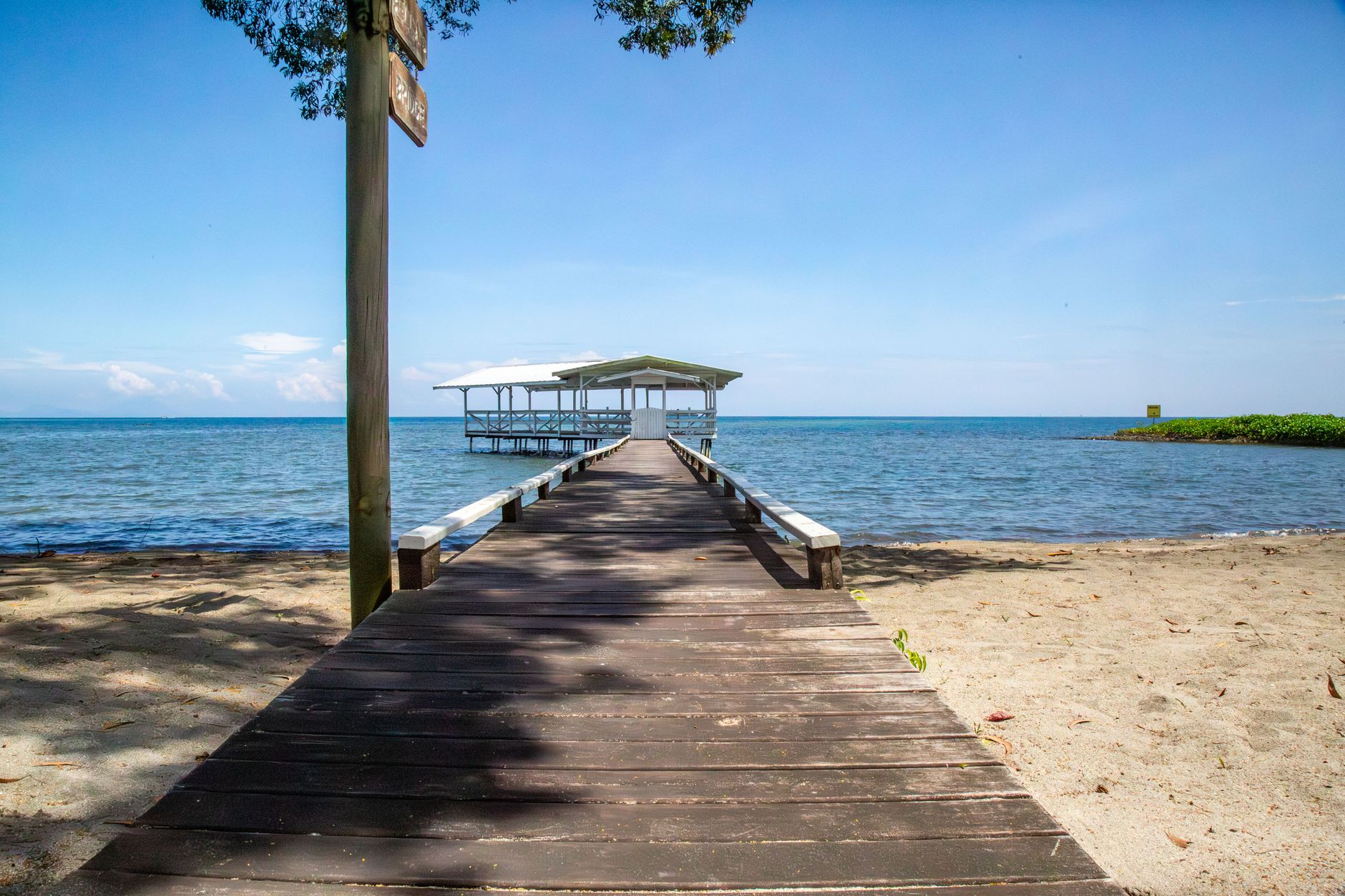 Roatán, Honduras, en las Islas de la Bahía, cerca de la falla transformante de las Islas del Cisne