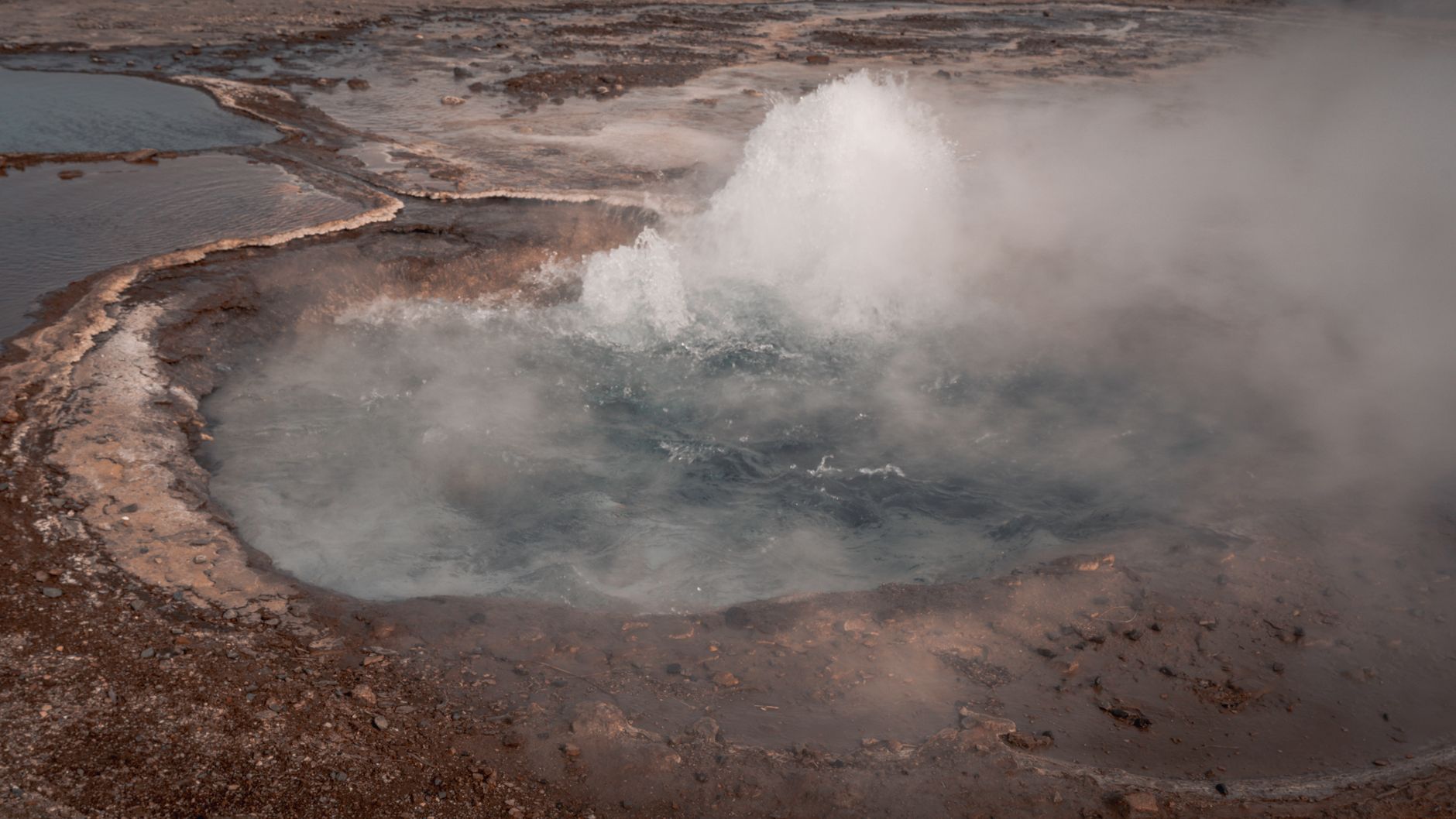 Zona geotérmica de géiseres en Islandia, prueba de la actividad volcánica y tectónica de la isla