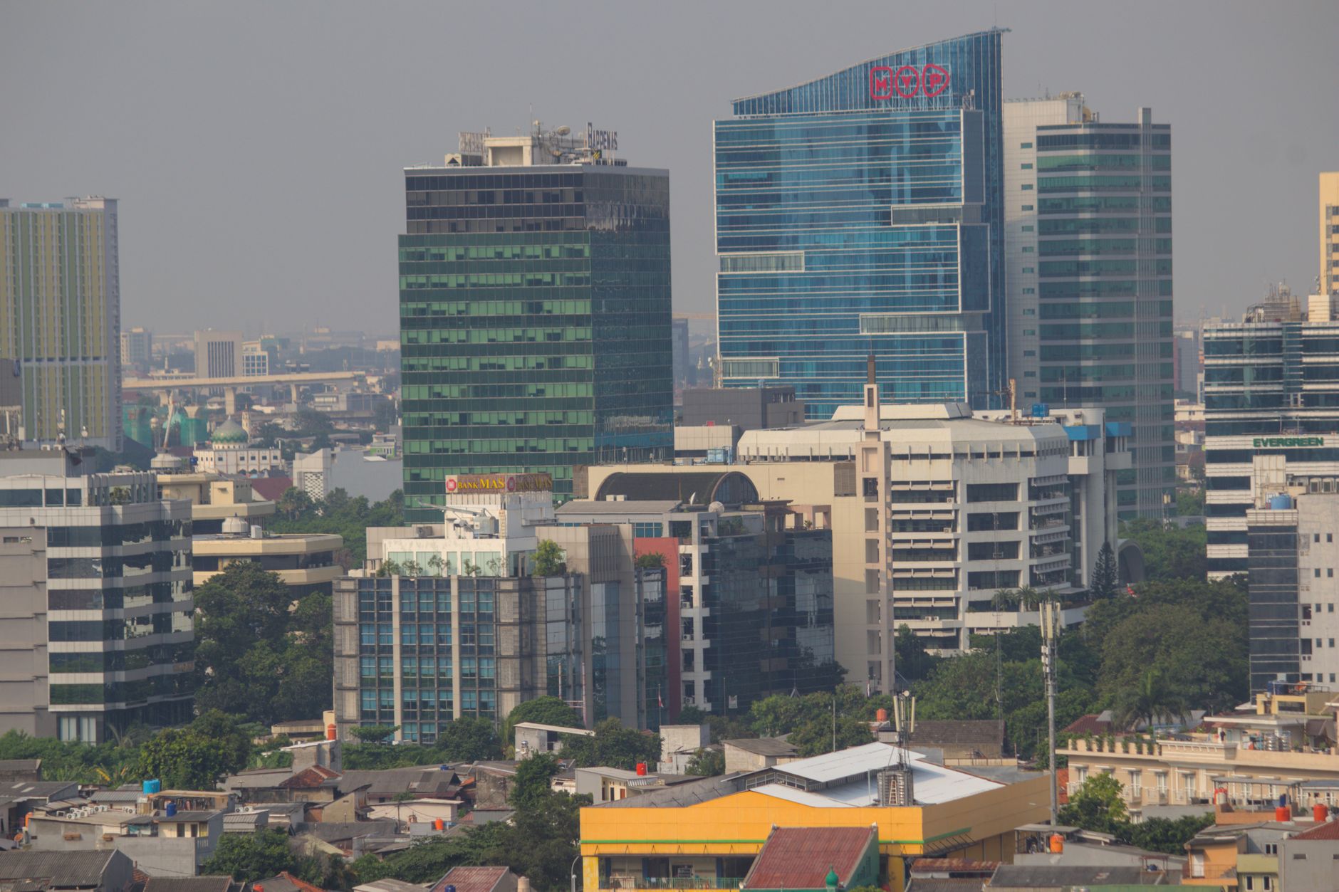 Perfil urbano de Yakarta, capital de Indonesia