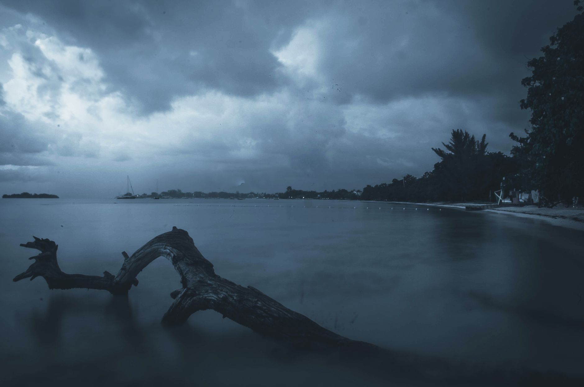 Costa caribeña cerca de Port Royal, Jamaica, sede del terremoto y tsunami de 1692