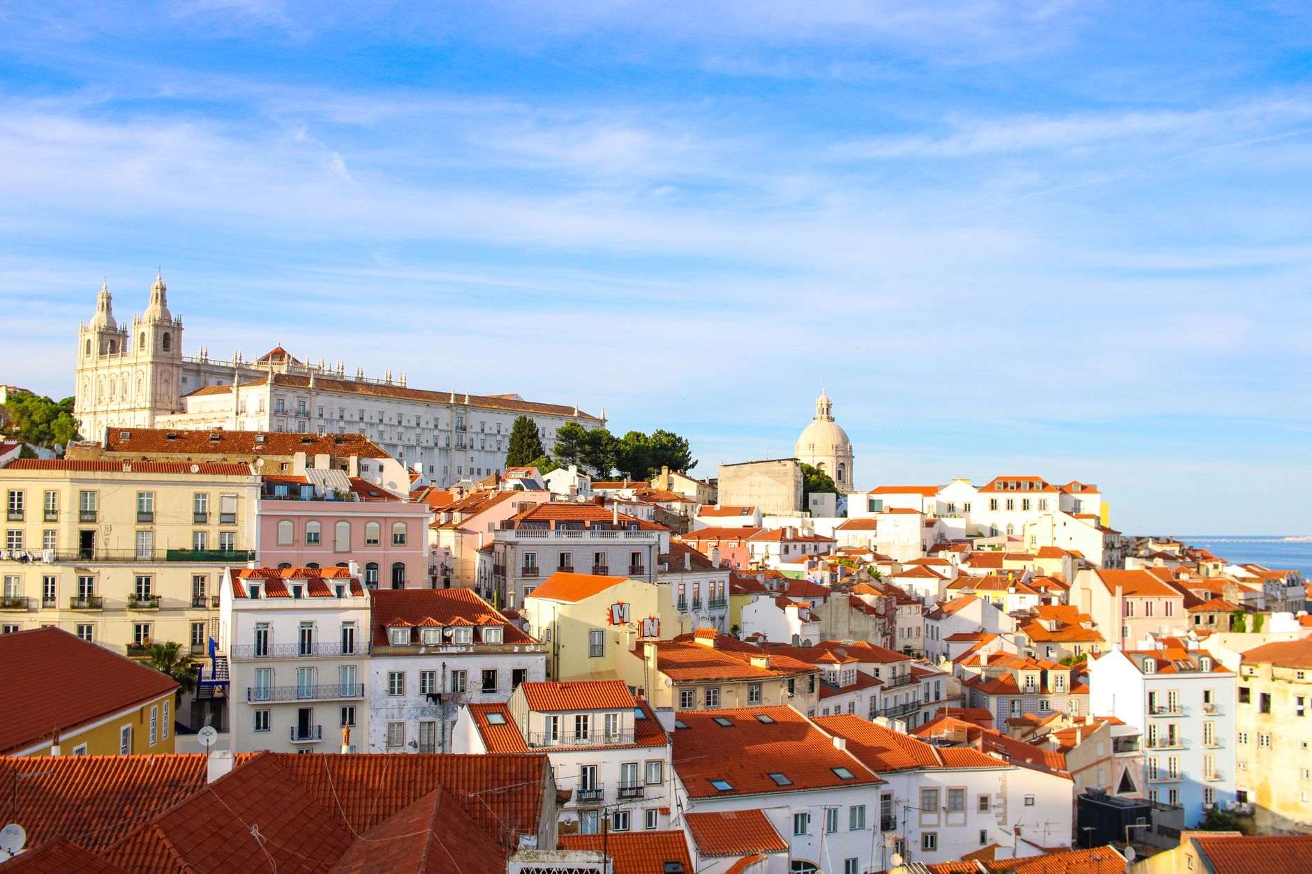 Vista de Lisboa y el histórico barrio de Alfama, Portugal