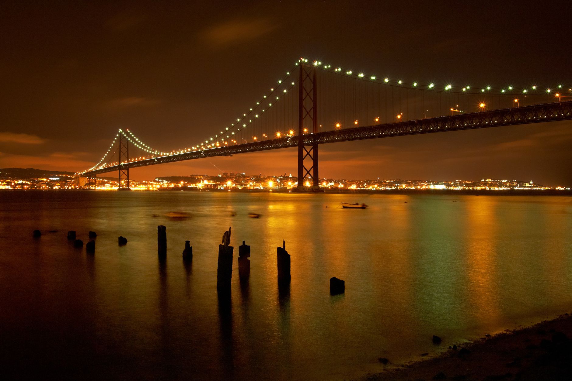 Puente sobre el río Tajo en Lisboa, que se inundó tras el tsunami de 1755
