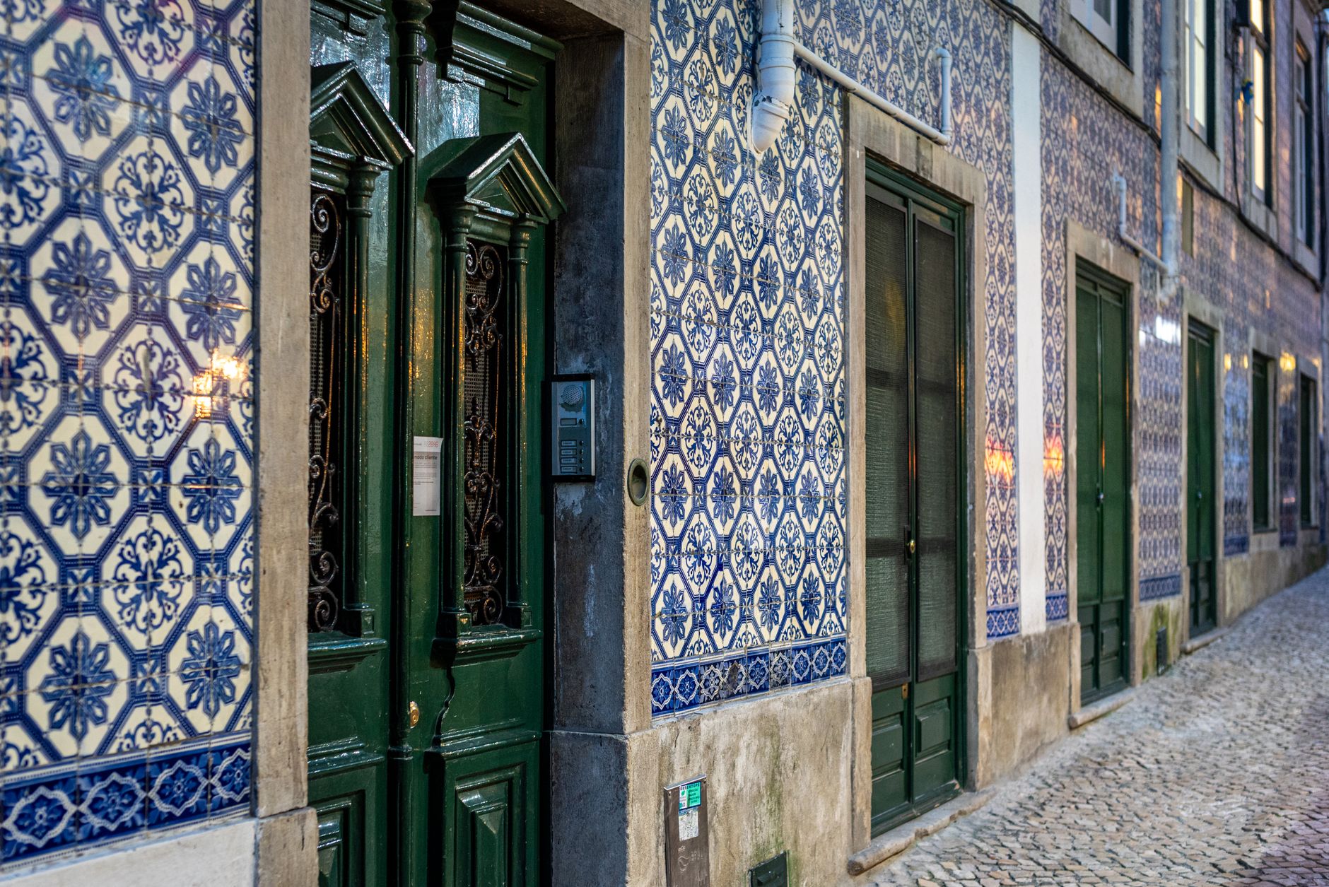 Edificios históricos con azulejos en el centro de Lisboa, reconstruidos tras el terremoto de 1755