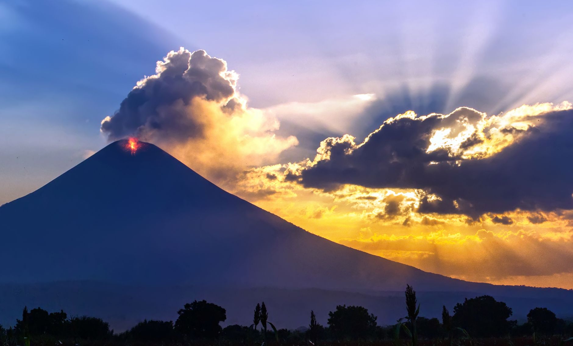 Volcán Momotombo, parte del arco volcánico alimentado por la subducción de la placa de Cocos
