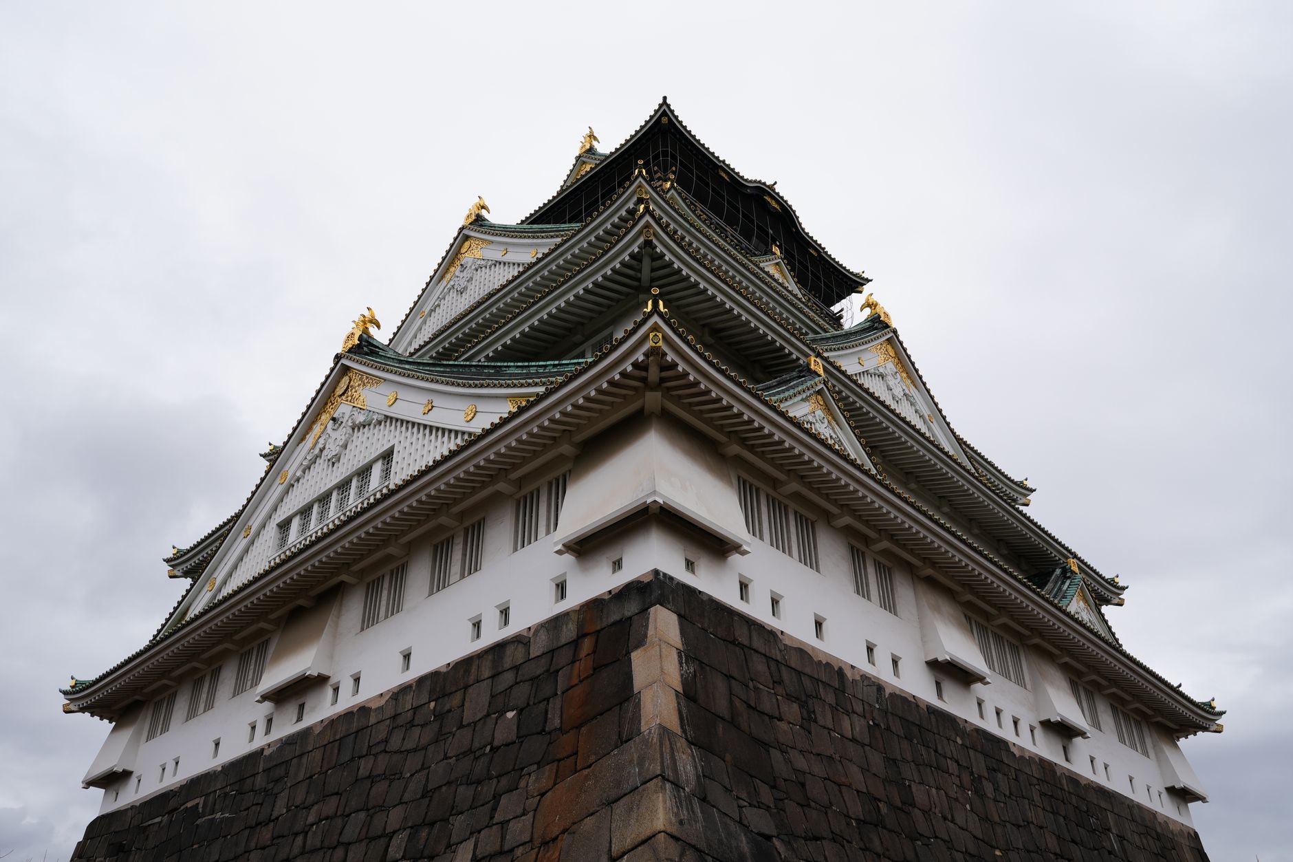 Perfil urbano de Osaka con el castillo de Osaka, Japón