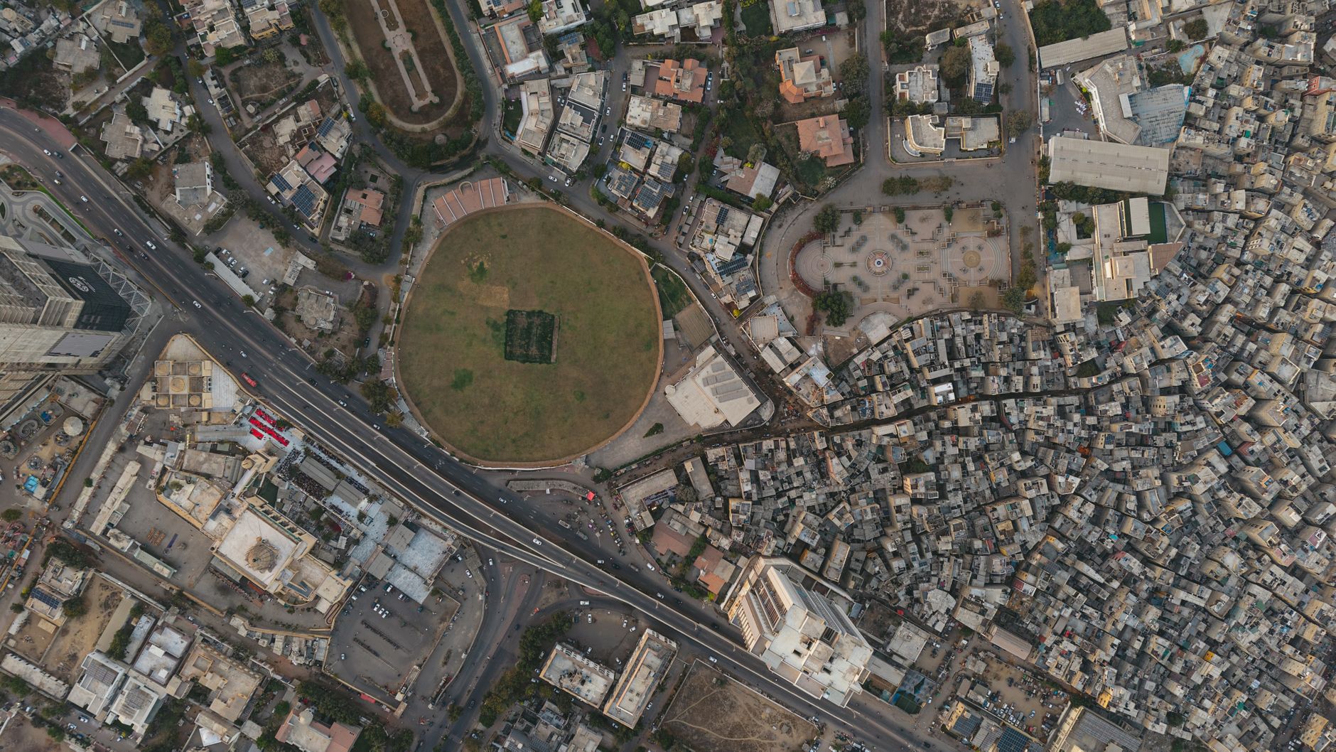 Karachi, la mayor ciudad de Pakistán, lejos de la colisión del Himalaya pero cerca de la zona de subducción de Makran