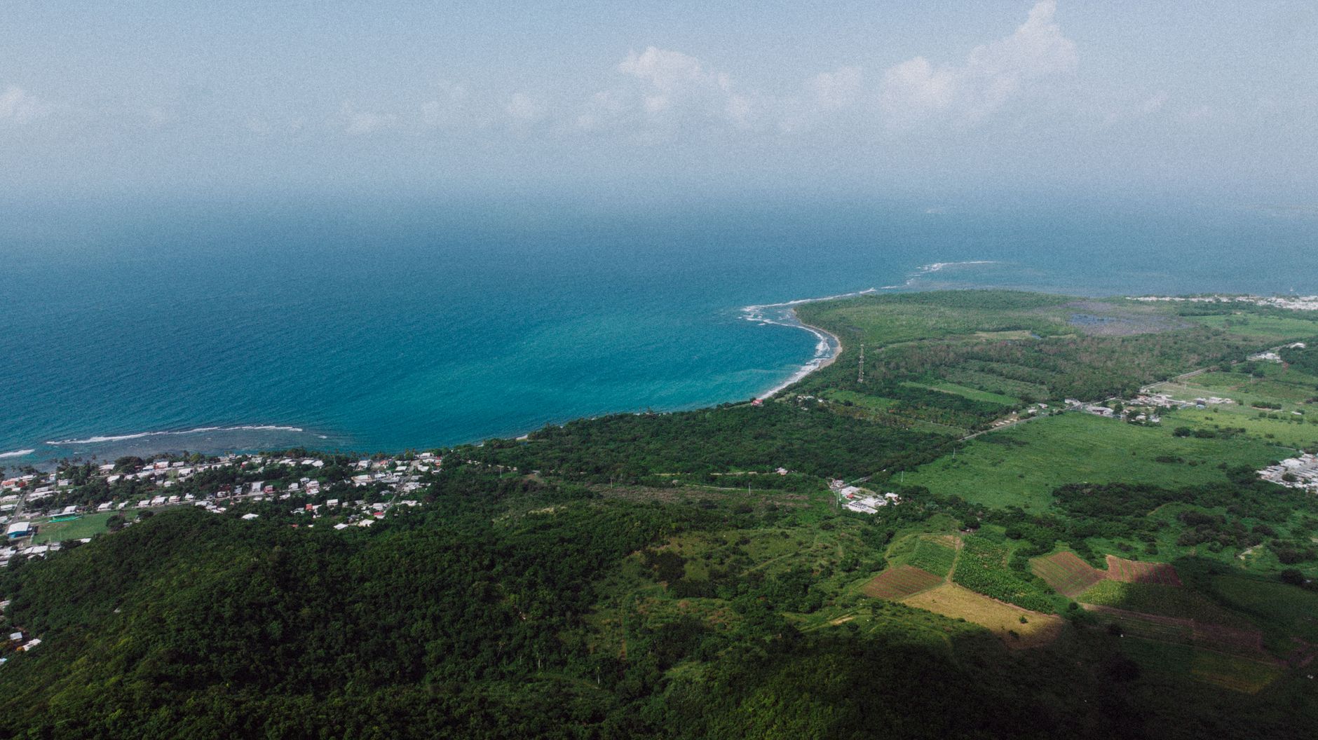 Vista aérea de la costa caribeña de Puerto Rico, cerca de la fosa de Puerto Rico