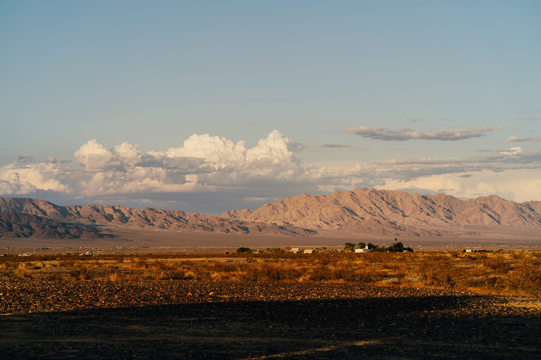 Paisaje desértico de Nevada, atravesado por fallas activas cerca de Reno