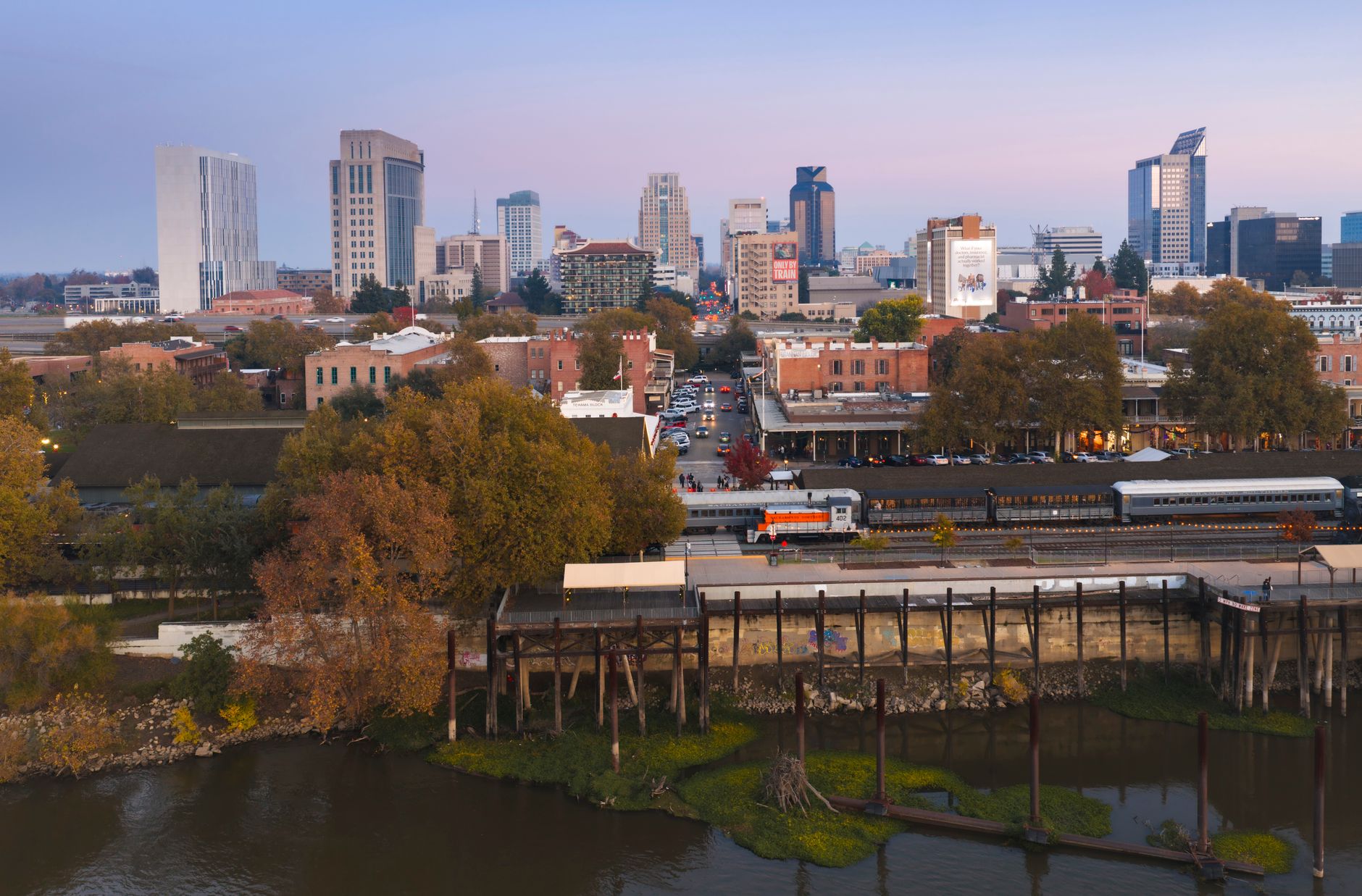 Skyline de Sacramento, California, cerca del Tower Bridge