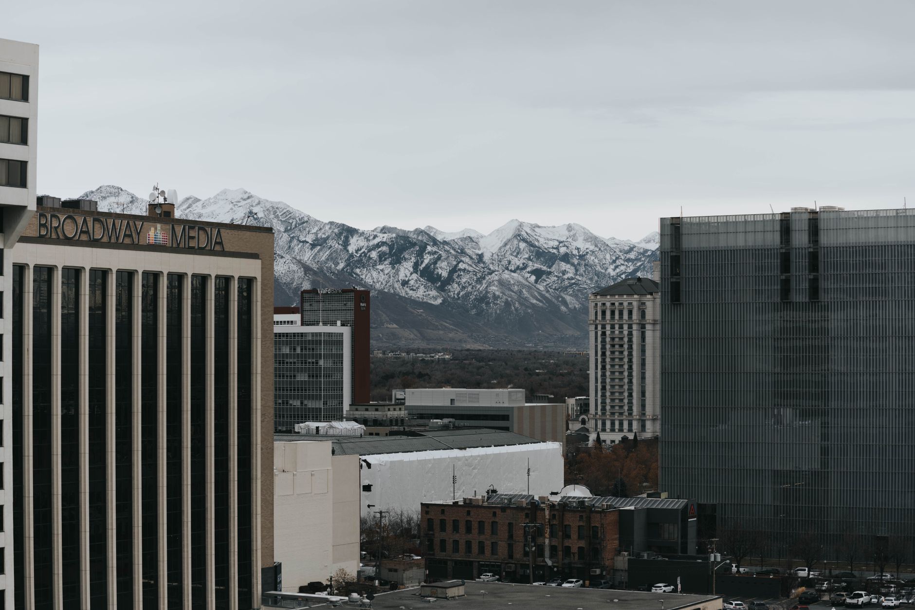 Perfil urbano de Salt Lake City con montañas al fondo, Utah