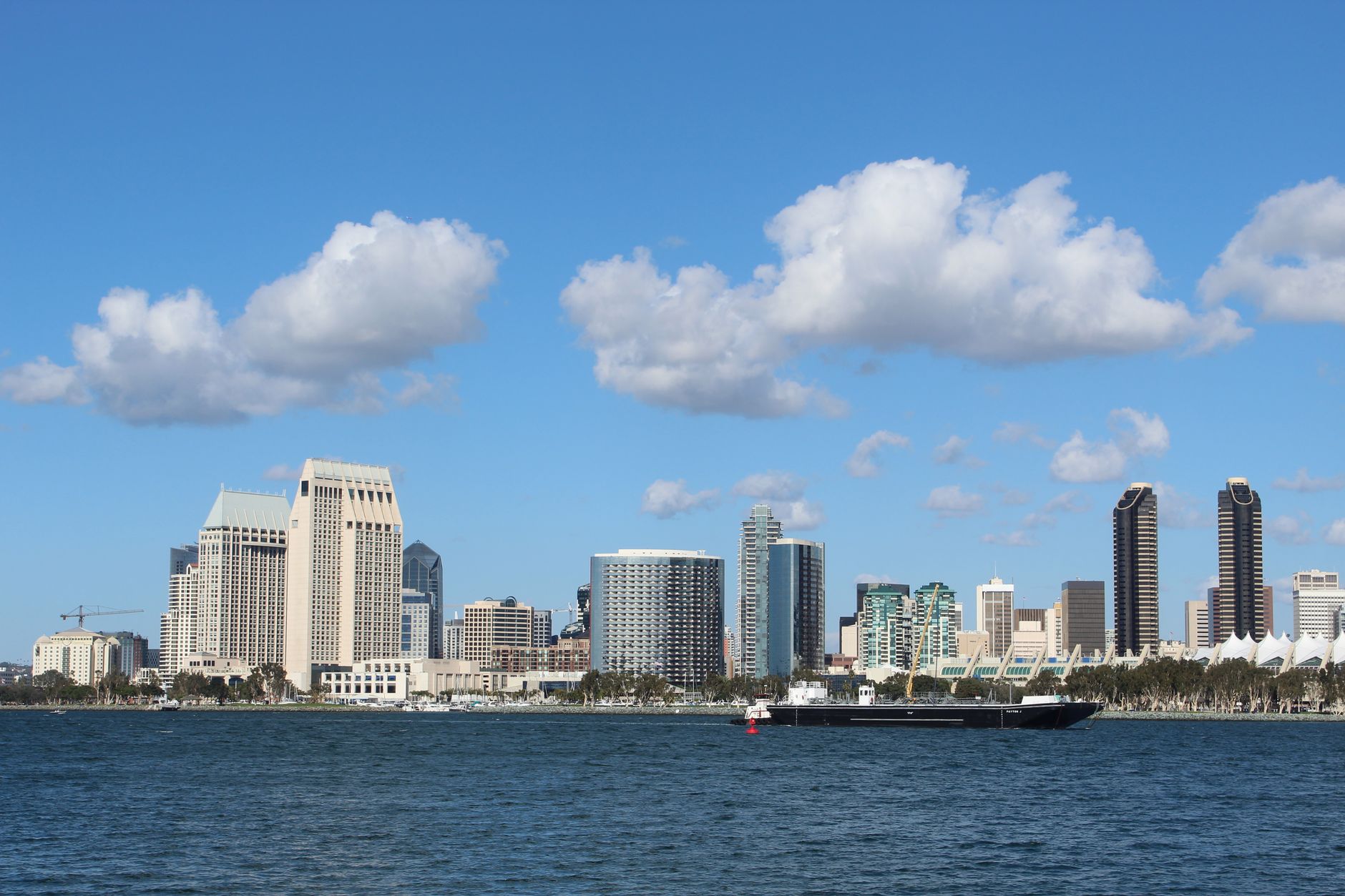 Skyline del centro de San Diego, California, cerca de la falla de Rose Canyon