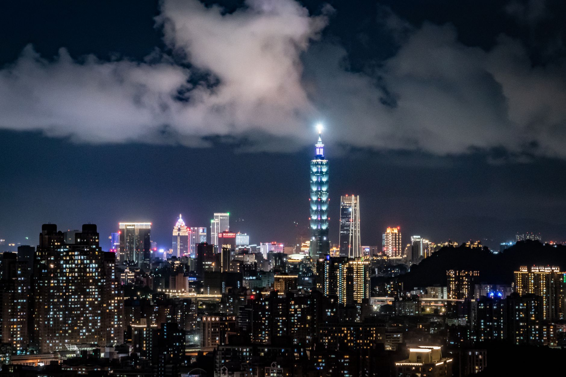 Perfil urbano de Taipéi con la torre Taipei 101, Taiwán