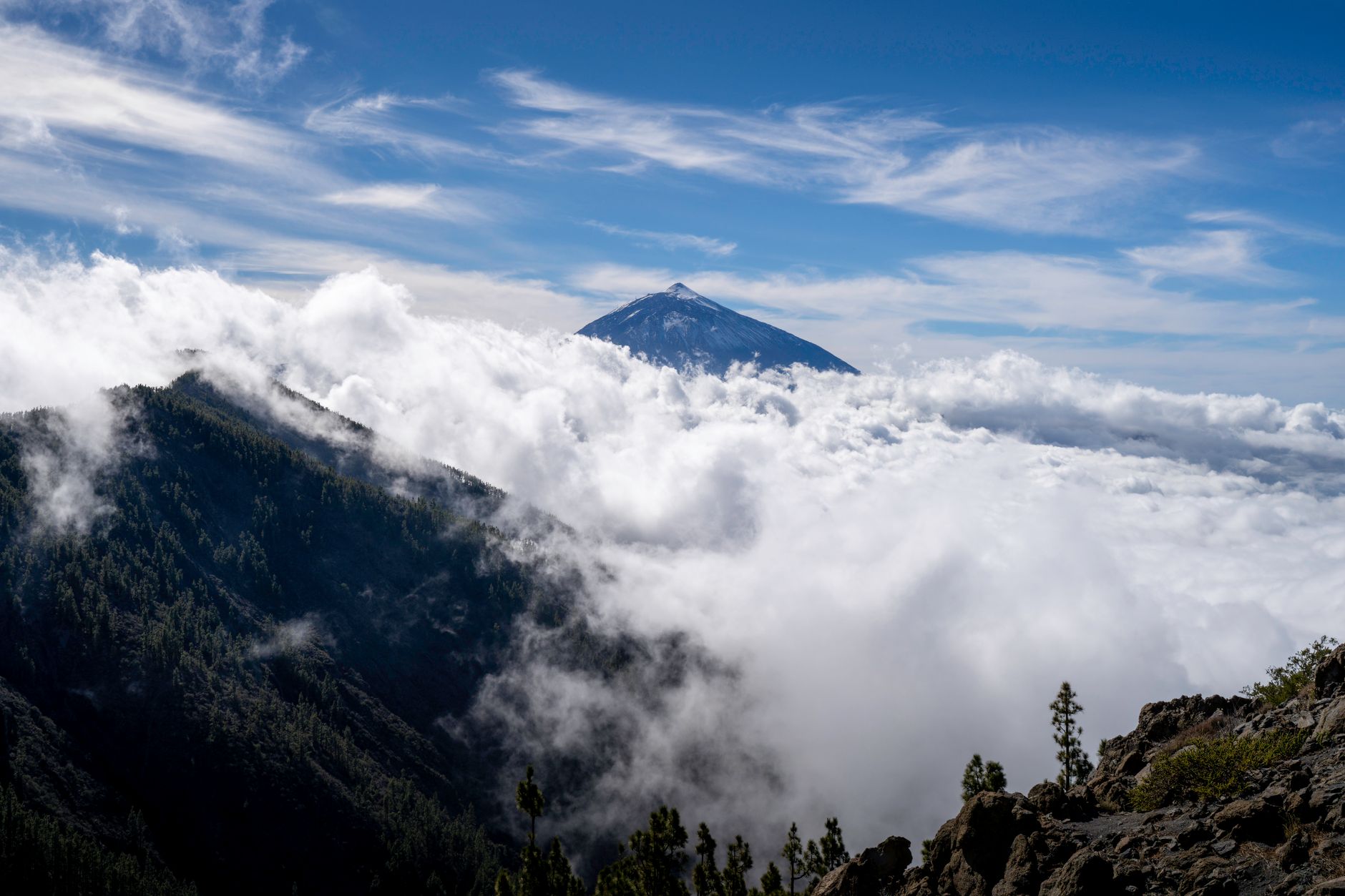 Costa volcánica de Tenerife con el Teide al fondo, Canarias