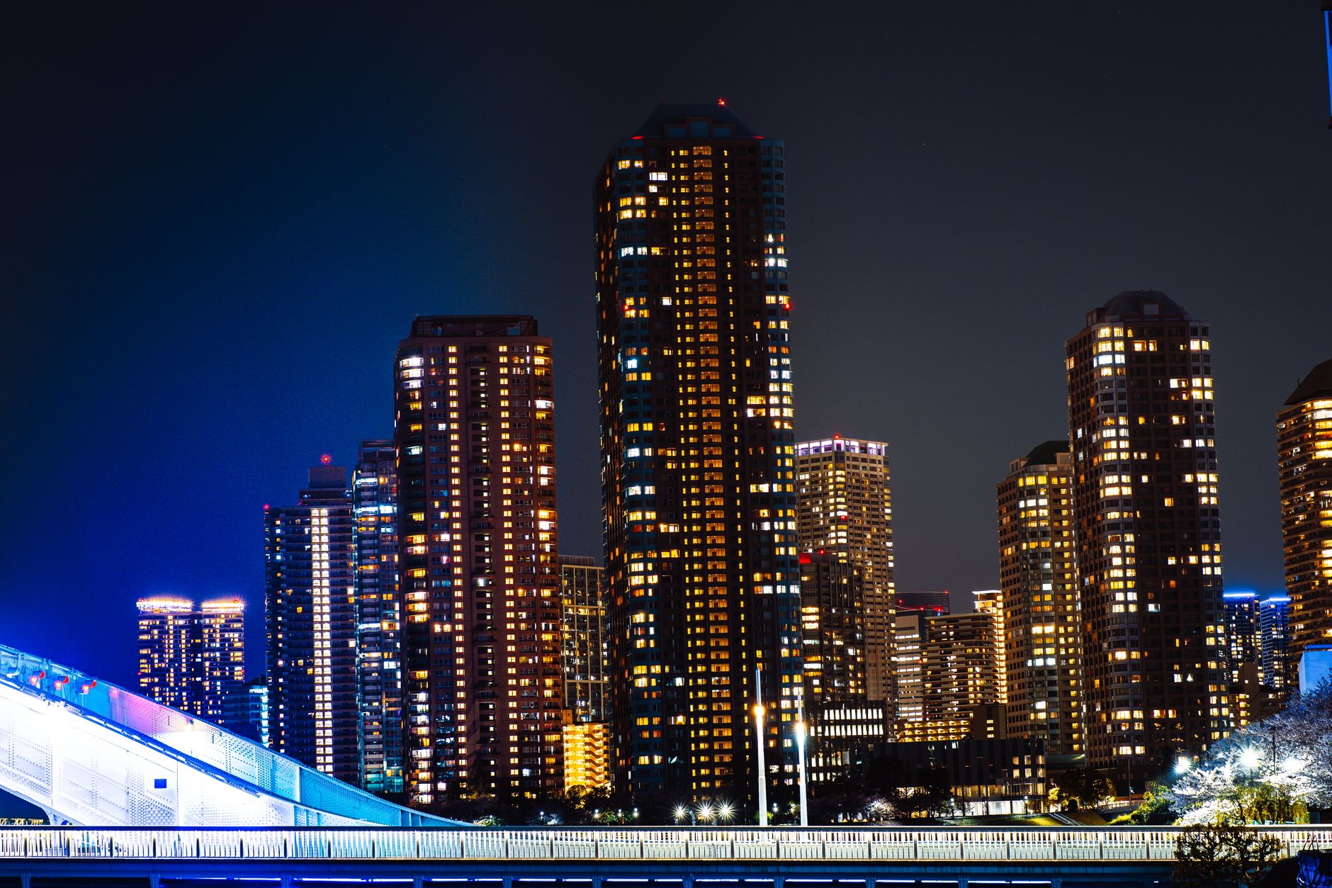 Perfil de rascacielos de Tokio iluminado de noche