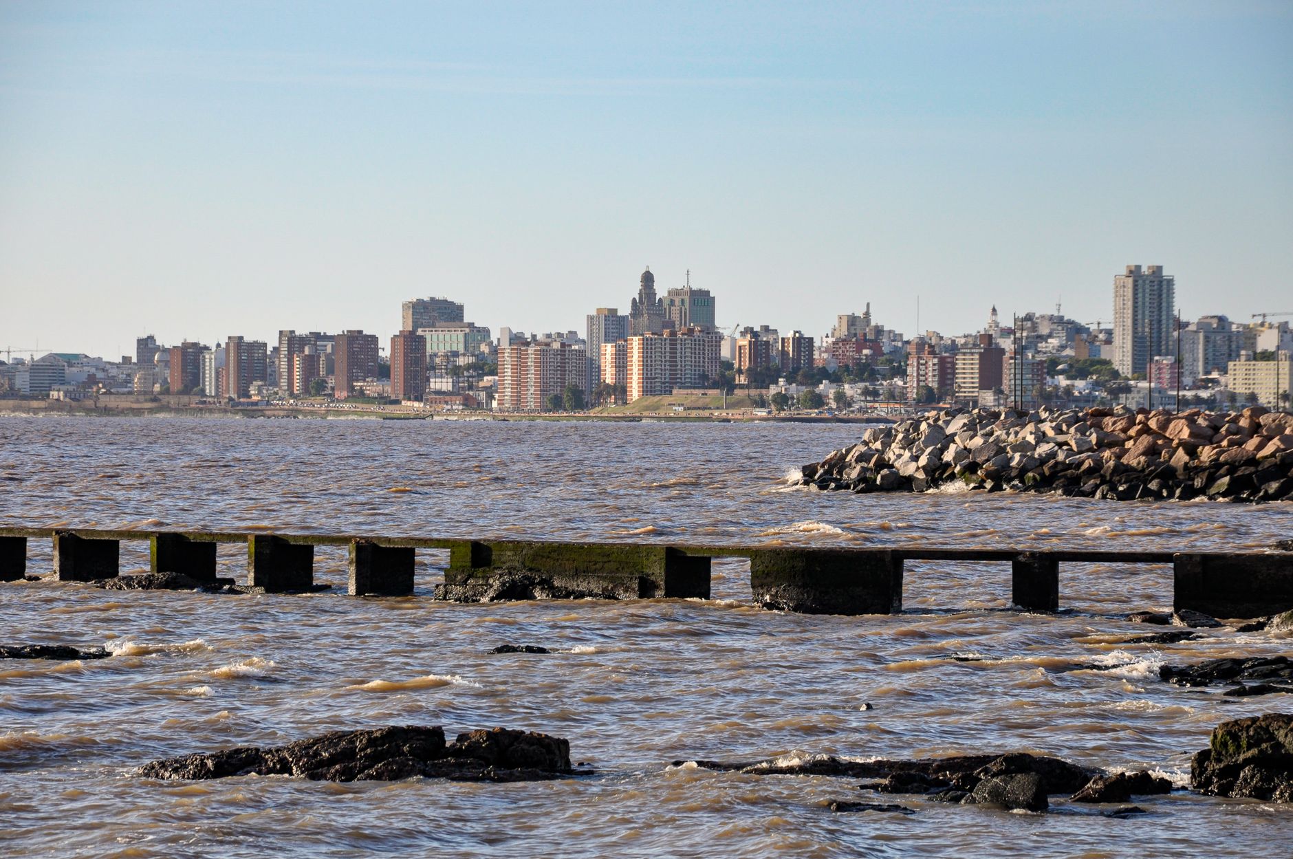 Skyline de Montevideo, sobre el Río de la Plata, capital de bajo riesgo sísmico de Uruguay