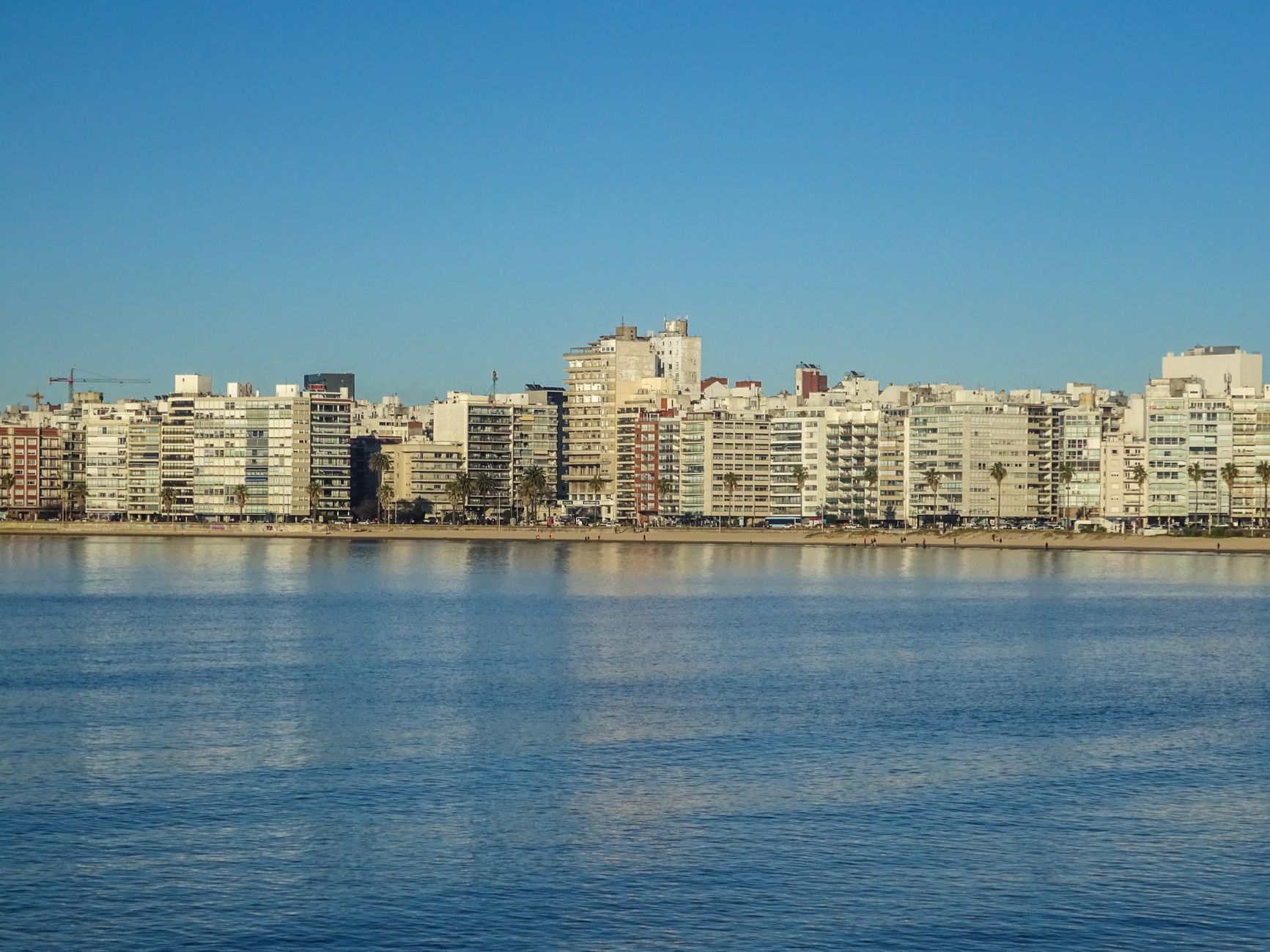 Vista costera de una ciudad uruguaya junto al estuario del Río de la Plata