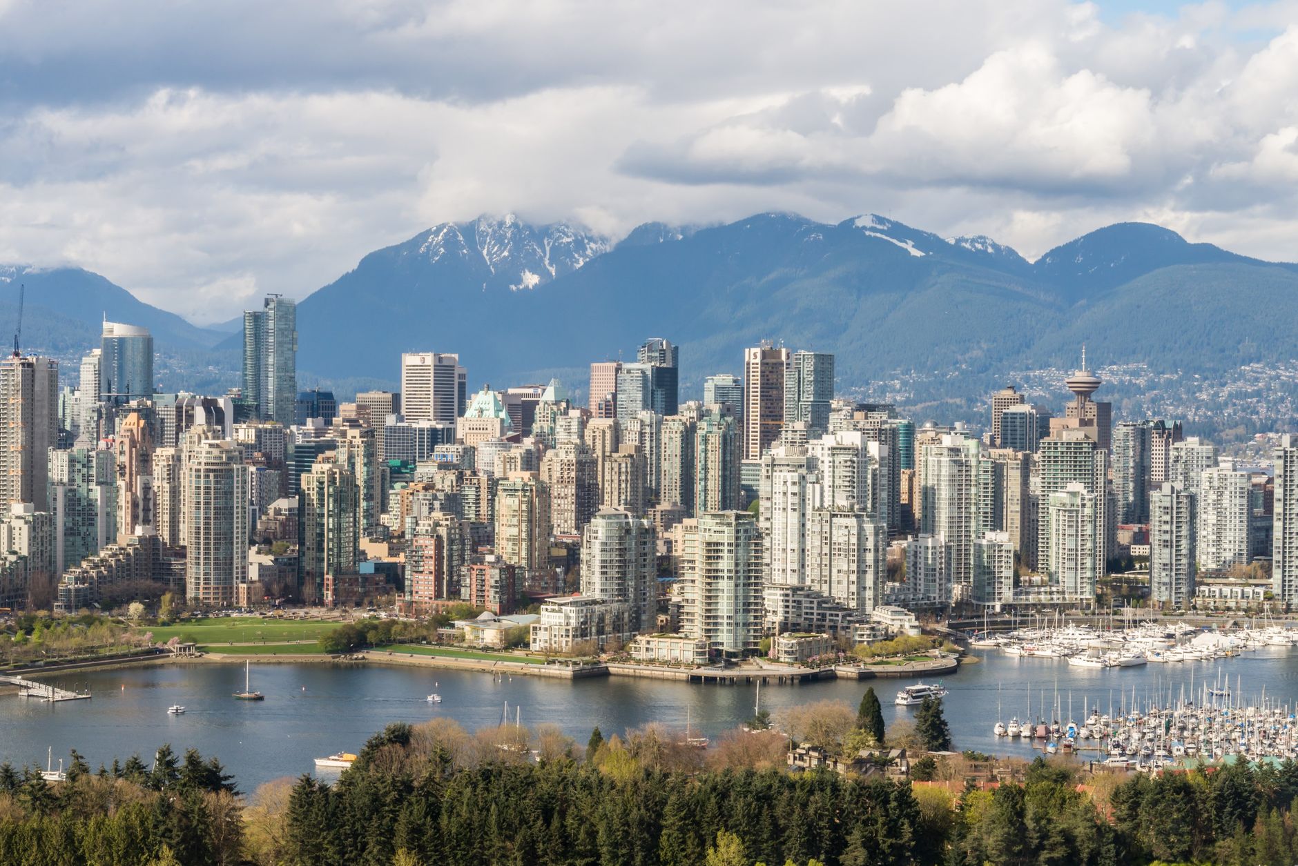 Perfil urbano de Vancouver con montañas al fondo, Canadá