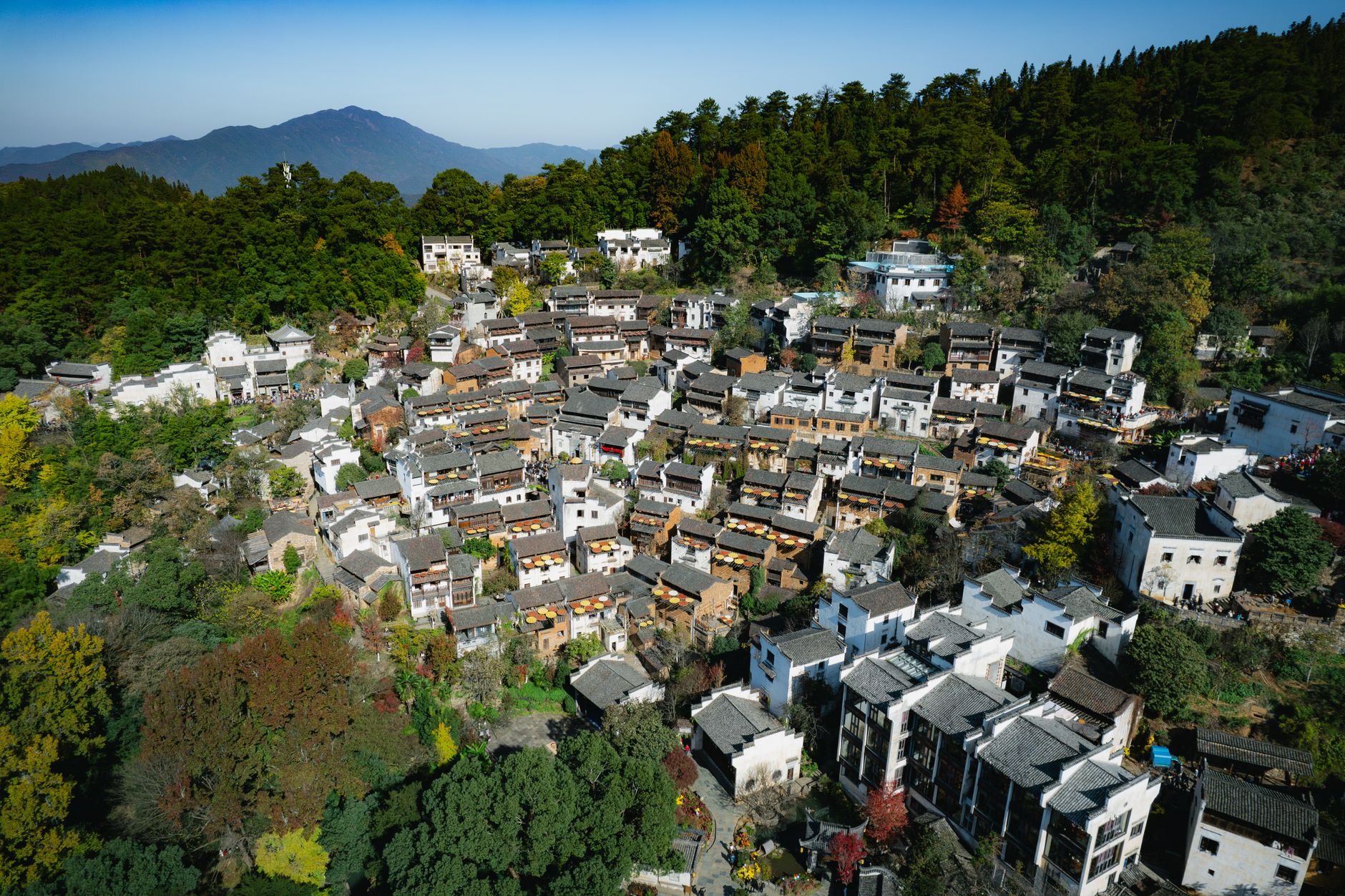 Paisaje de un pueblo rural chino, similar a Haicheng antes del terremoto de 1975