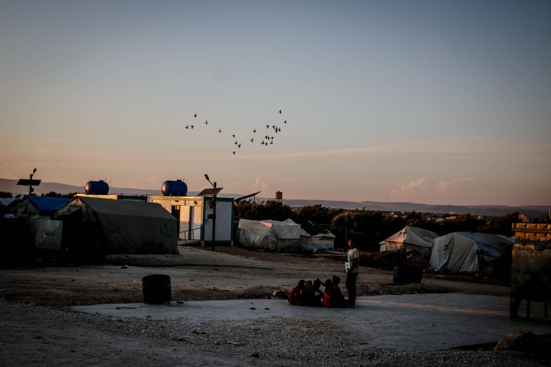 Tiendas improvisadas de invierno en un campamento de evacuación, similares a los refugios usados durante la evacuación de Haicheng
