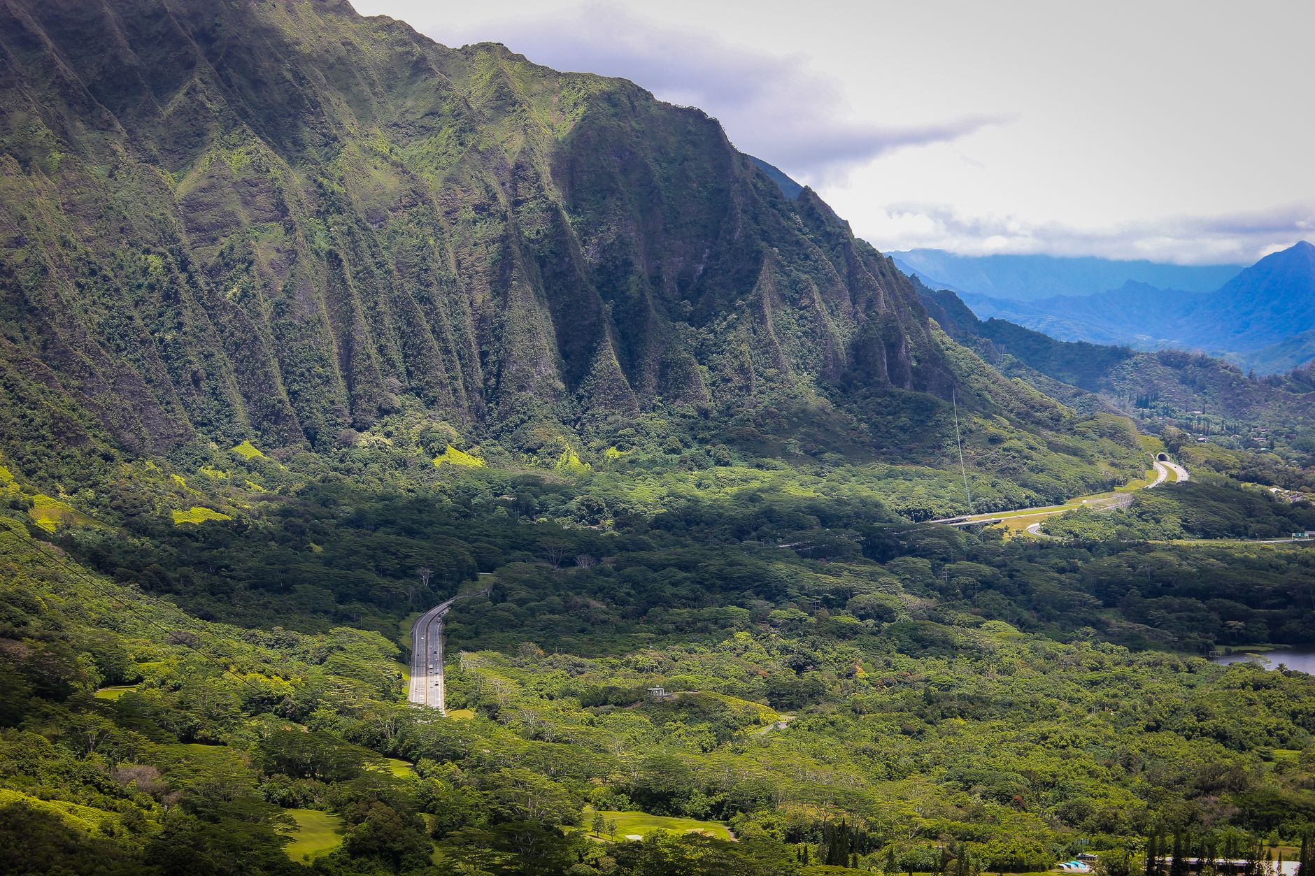 Valle montañoso verde de Hawái, similar al valle de Wood donde golpeó el alud de 1868