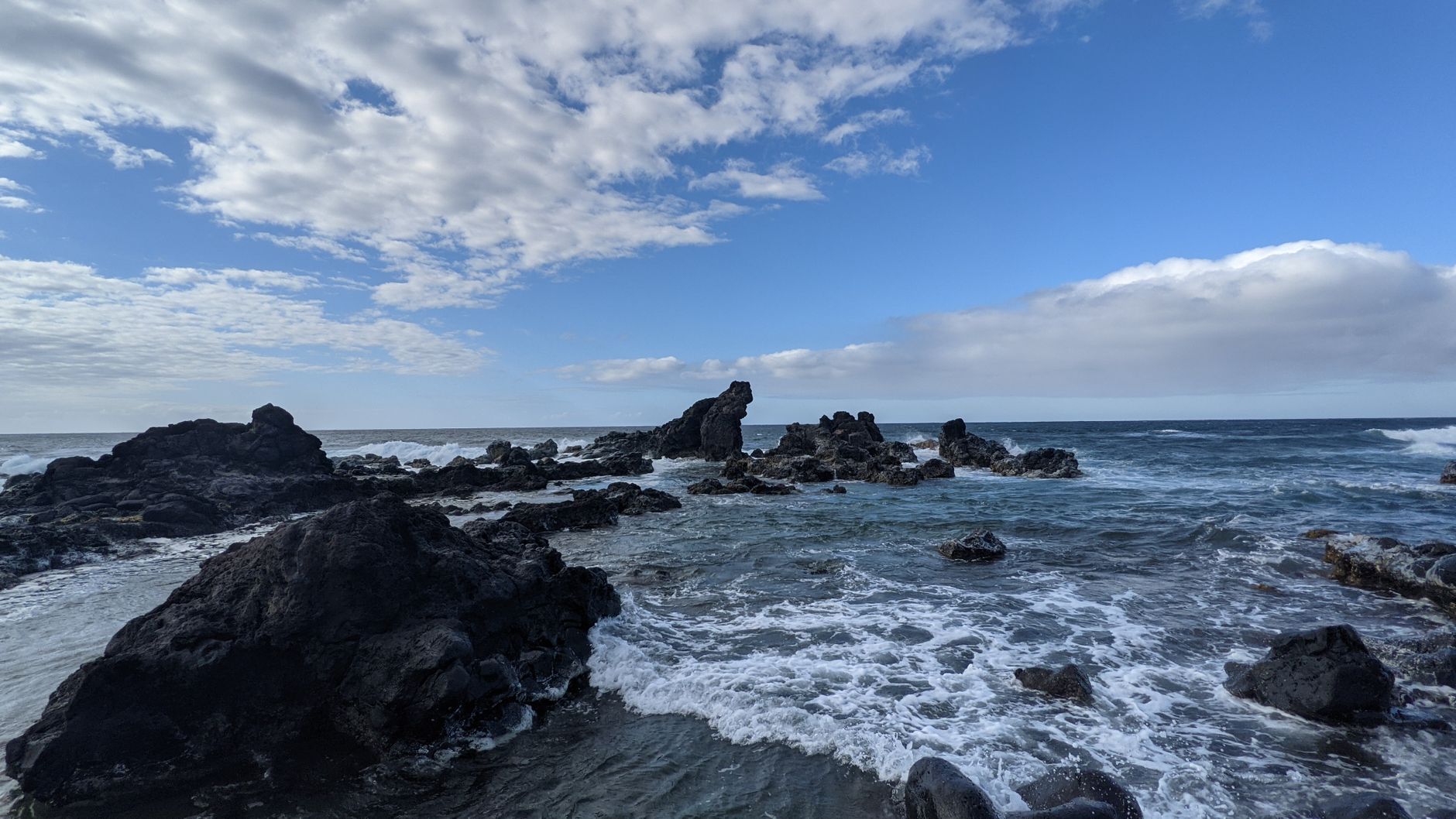 Olas rompiendo en una costa de roca volcánica en Hawái, el tipo de litoral golpeado por el tsunami de 1868