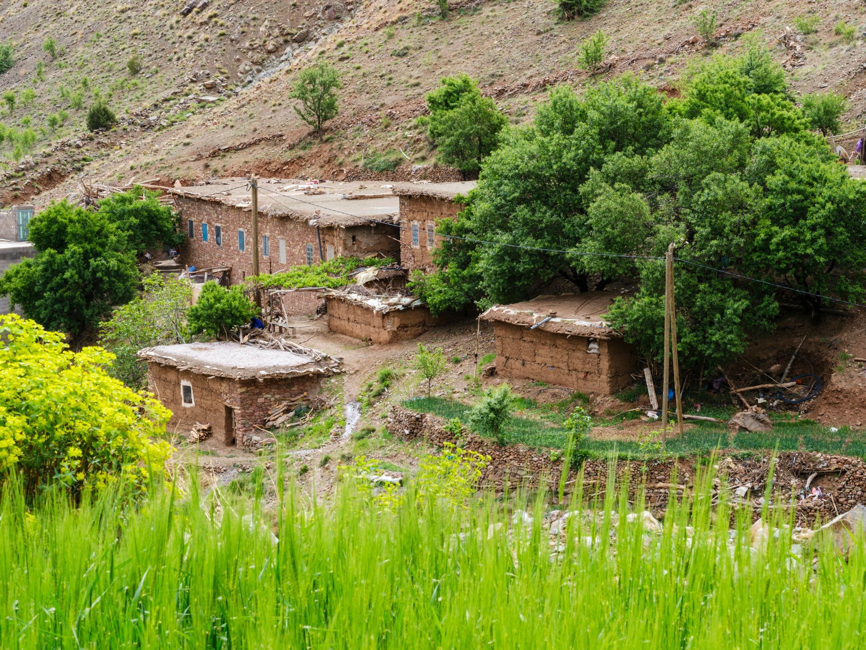 Casas de adobe de un pueblo en las montañas, similares a las aldeas destruidas cerca de Herat, Afganistán, en 2023