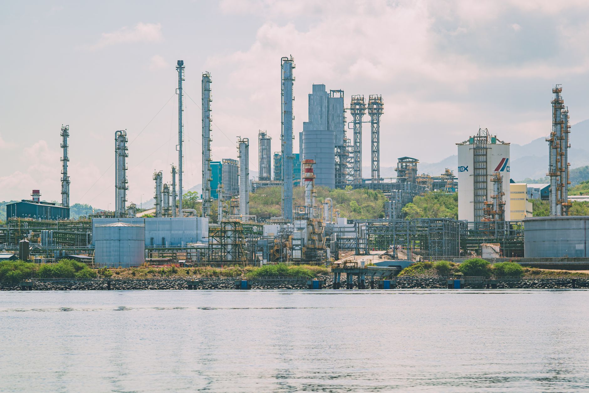 Refinería petrolera industrial, similar a la planta Tüpraş que se incendió tras el terremoto de İzmit de 1999