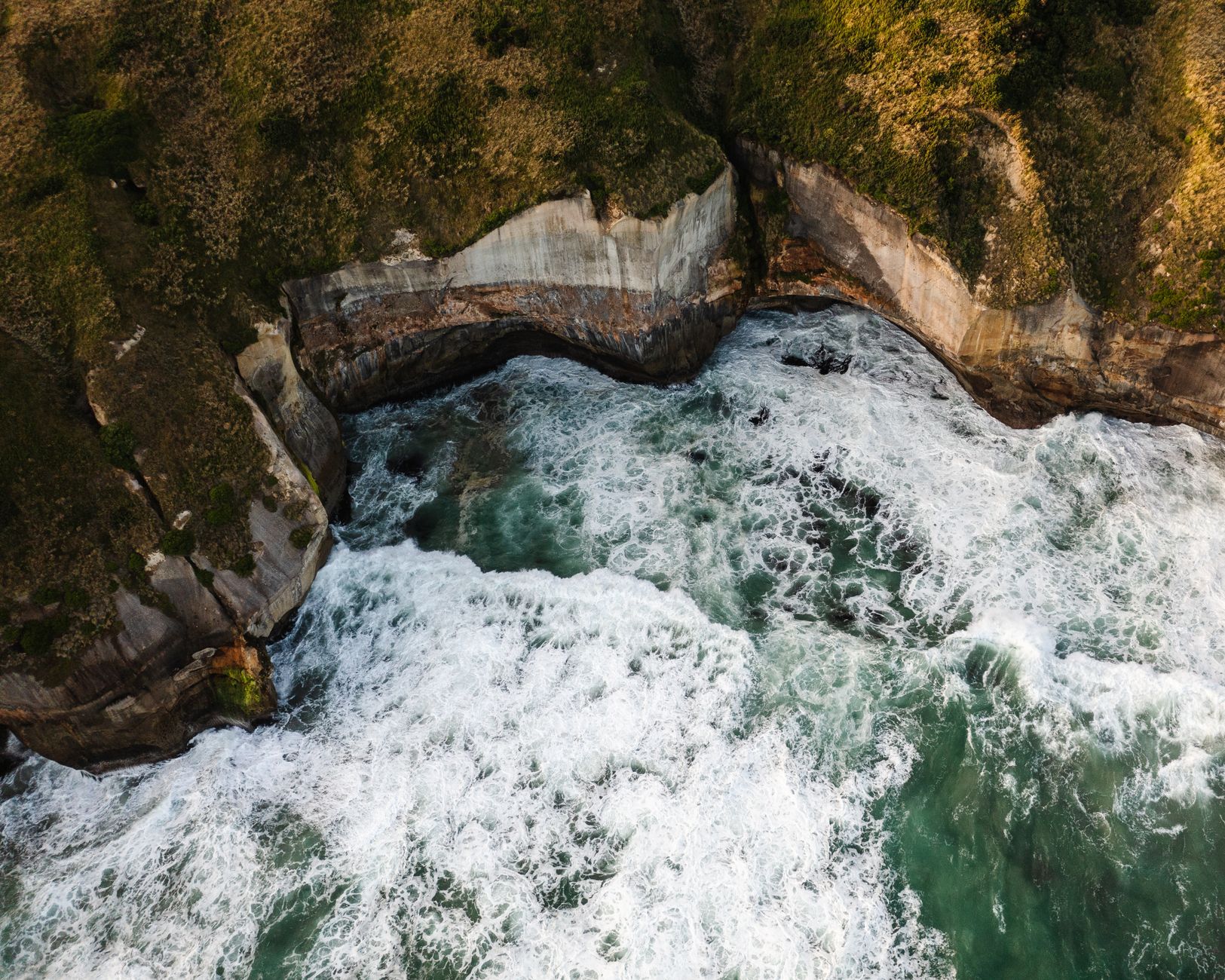 Costa escarpada de la Isla Sur cerca de Kaikōura, Nueva Zelanda, próxima al epicentro del terremoto de 2016