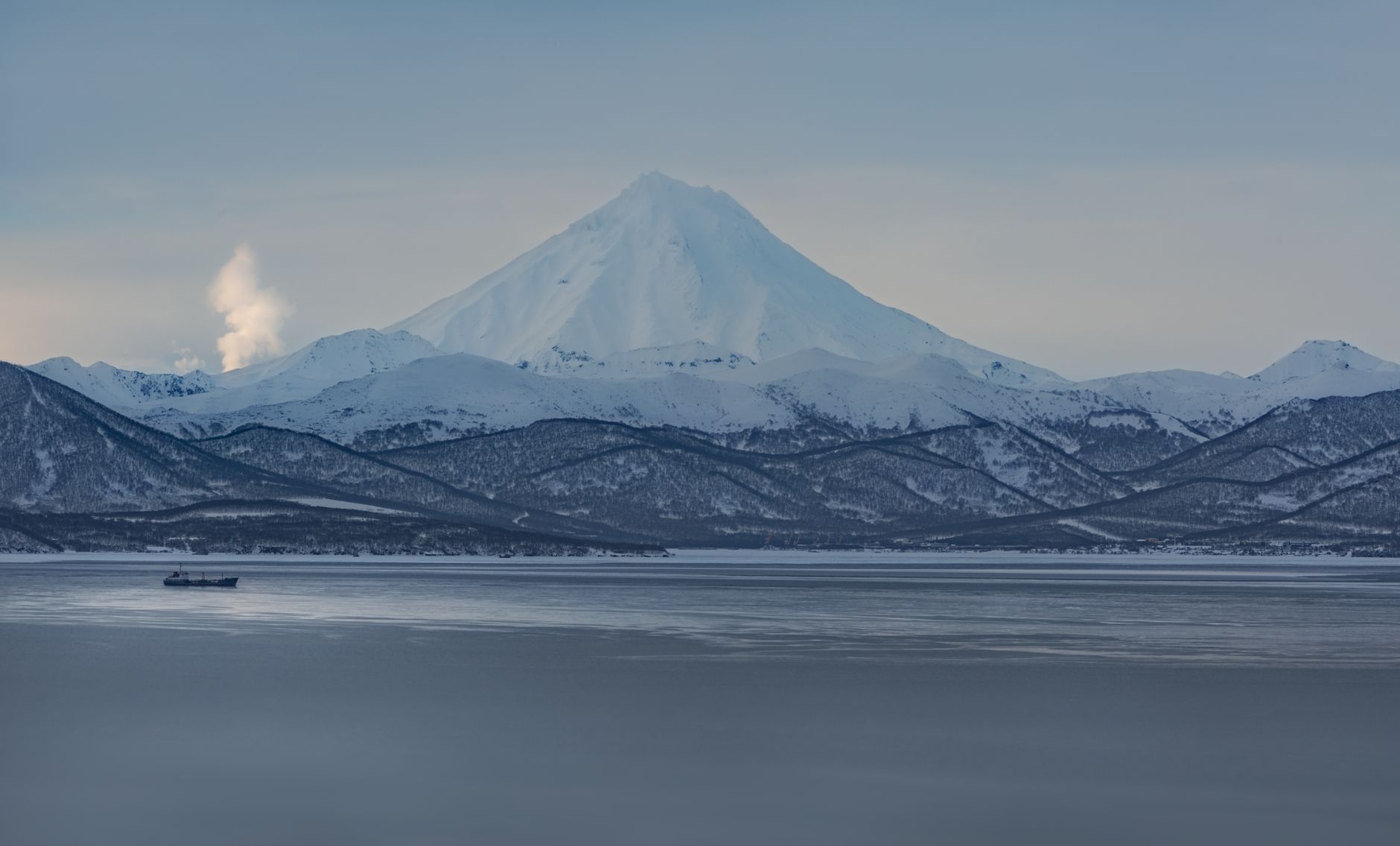 Costa volcánica nevada de la península de Kamchatka, Rusia, cerca del epicentro del terremoto de 1952