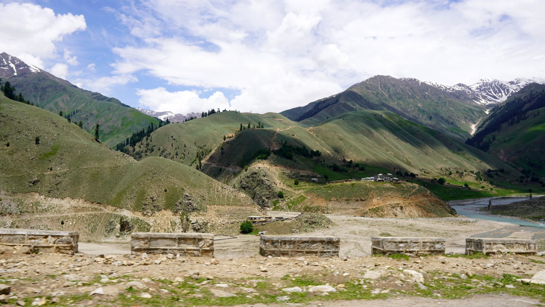 Pueblo de montaña del Himalaya en Pakistán, el tipo de terreno devastado por el terremoto de Cachemira de 2005