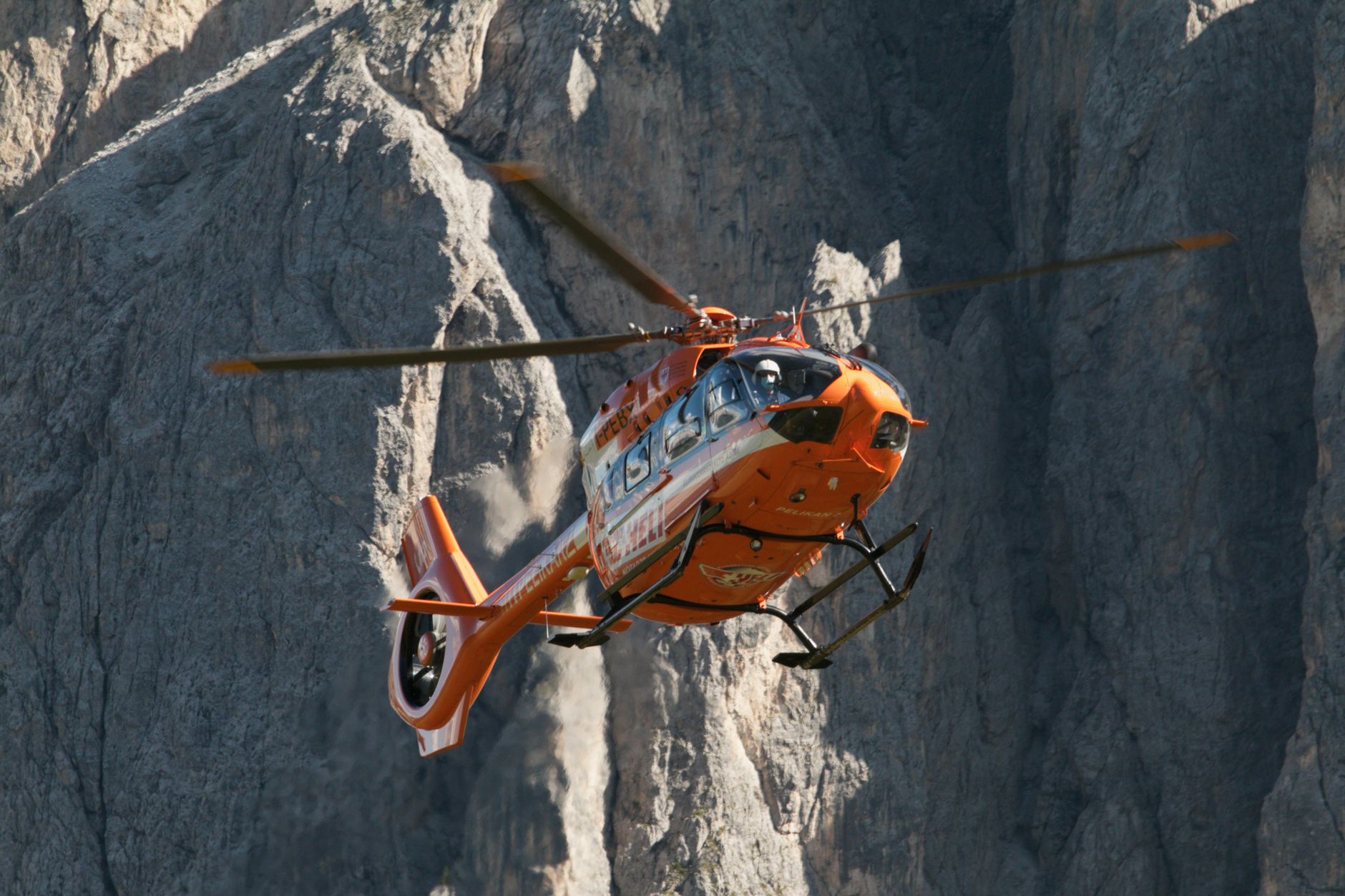 Helicóptero de rescate sobre terreno montañoso, del tipo usado en la operación de ayuda de Cachemira de 2005