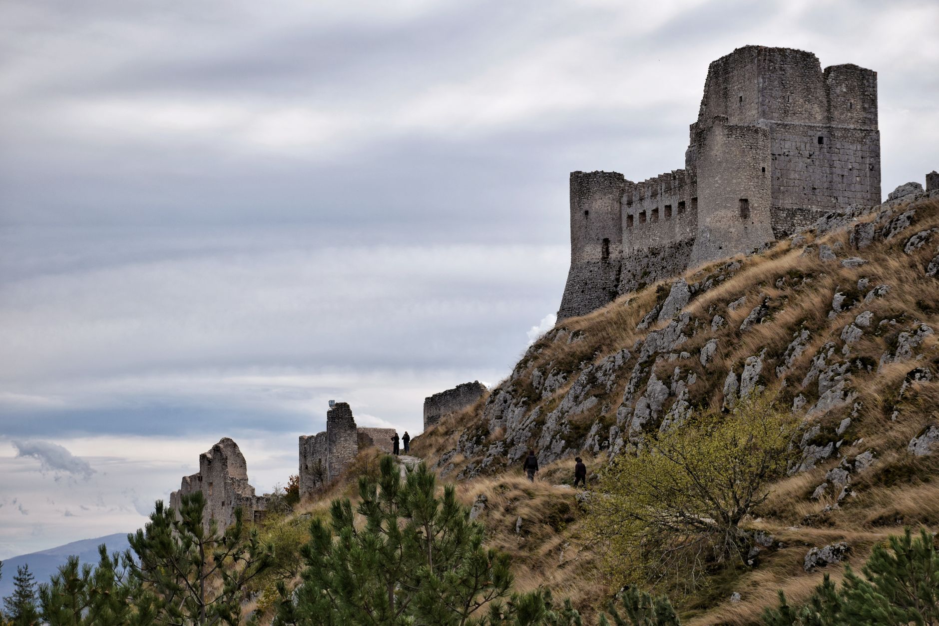Pueblo histórico en una colina de Abruzo, centro de Italia, cerca de la región devastada por el terremoto de L'Aquila de 2009