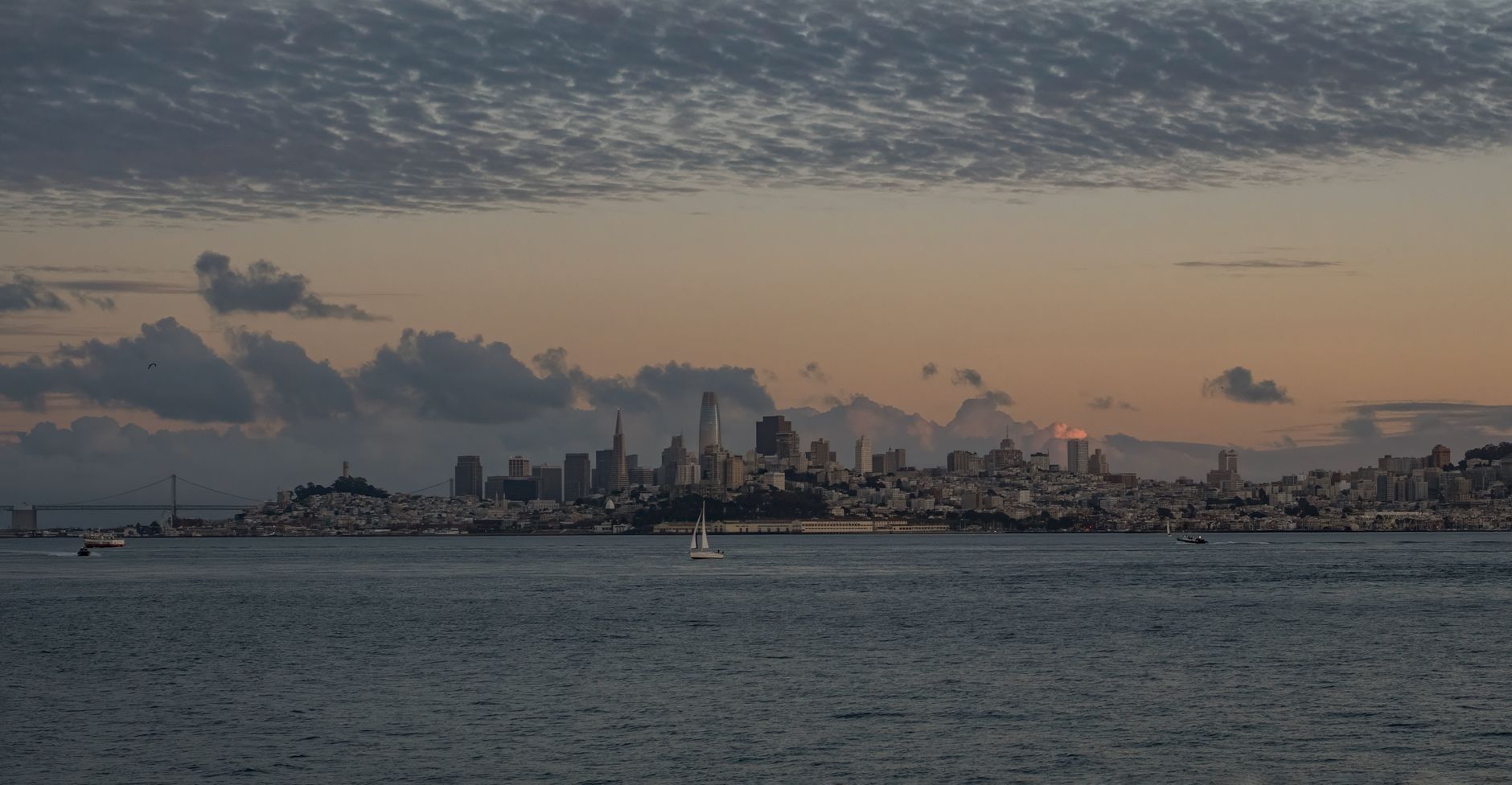 Puente de la bahía de San Francisco y su skyline, California, cerca de la región sacudida por el terremoto de Loma Prieta de 1989