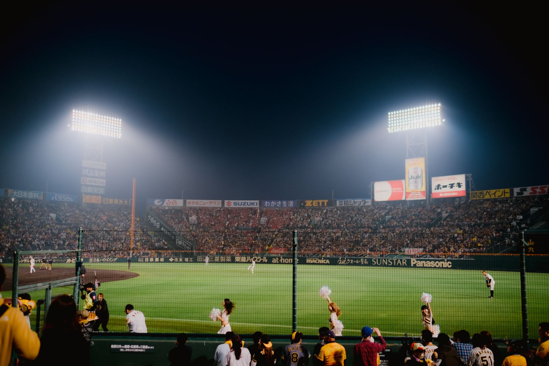 Estadio de béisbol de noche, el tipo de recinto donde el terremoto de la Serie Mundial de 1989 golpeó en directo por televisión