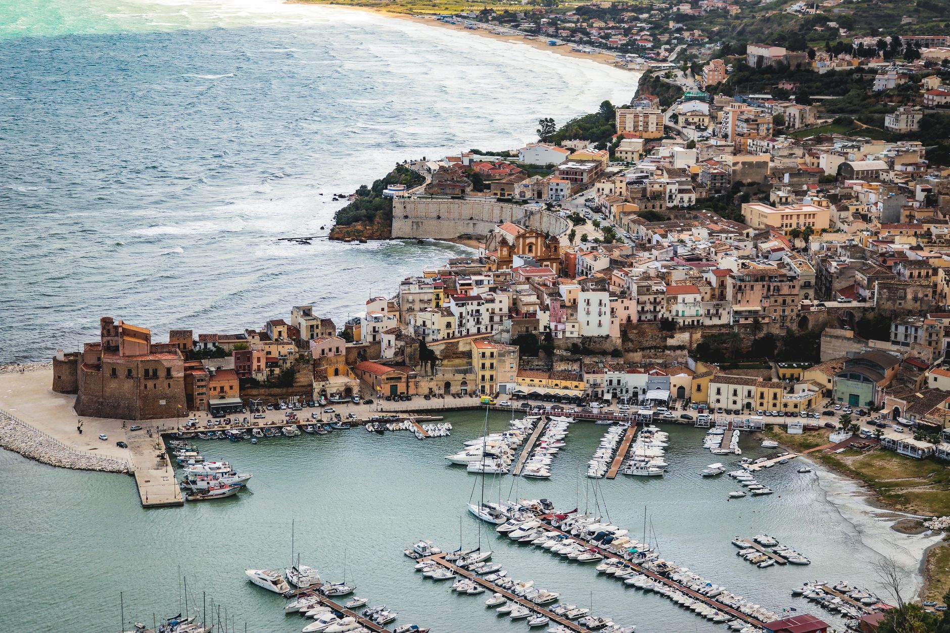 Costa de Sicilia cerca del estrecho de Mesina, Italia, golpeada por el terremoto de 1908