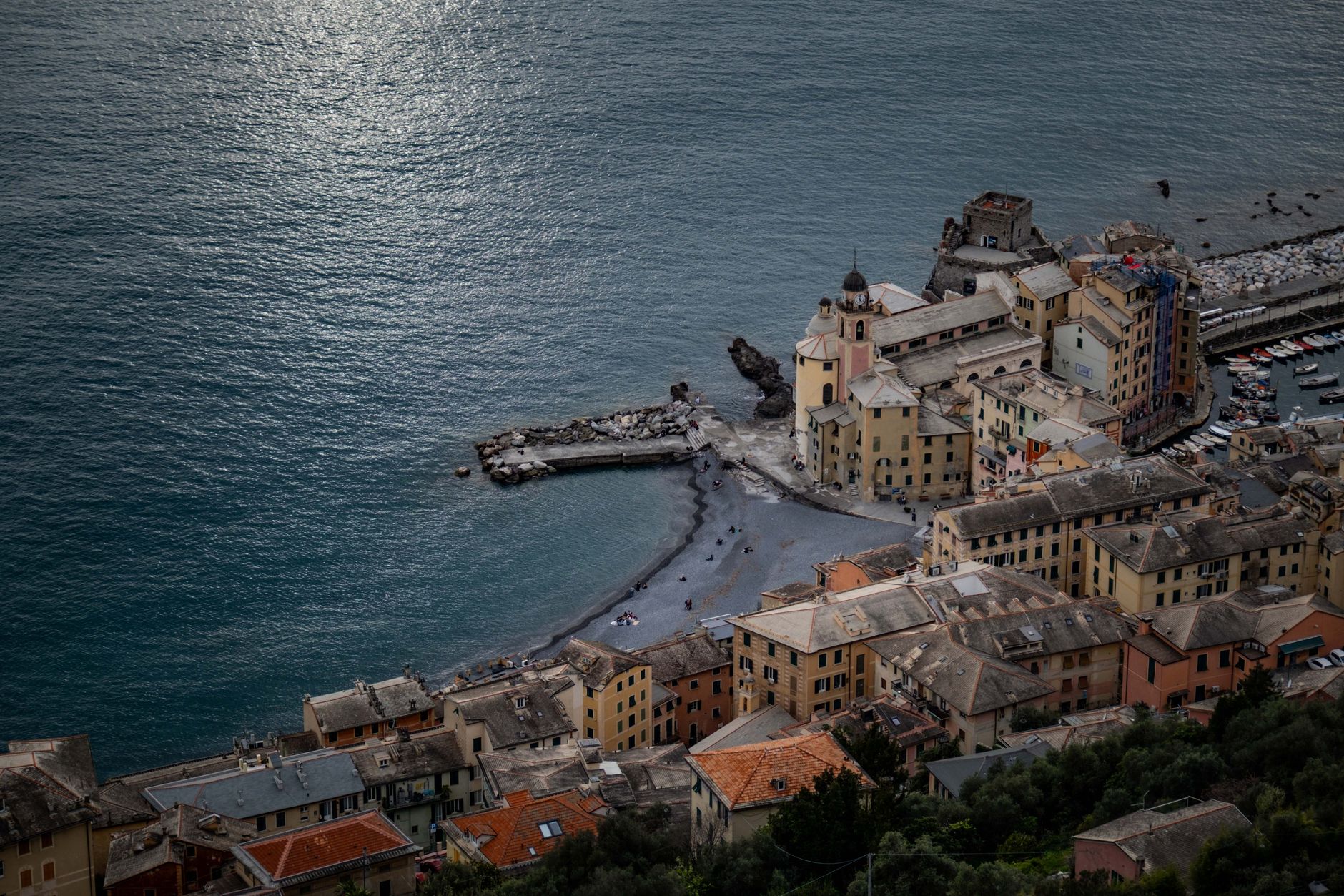 Edificios de una localidad costera italiana histórica, similares a Mesina y Reggio Calabria antes del desastre de 1908