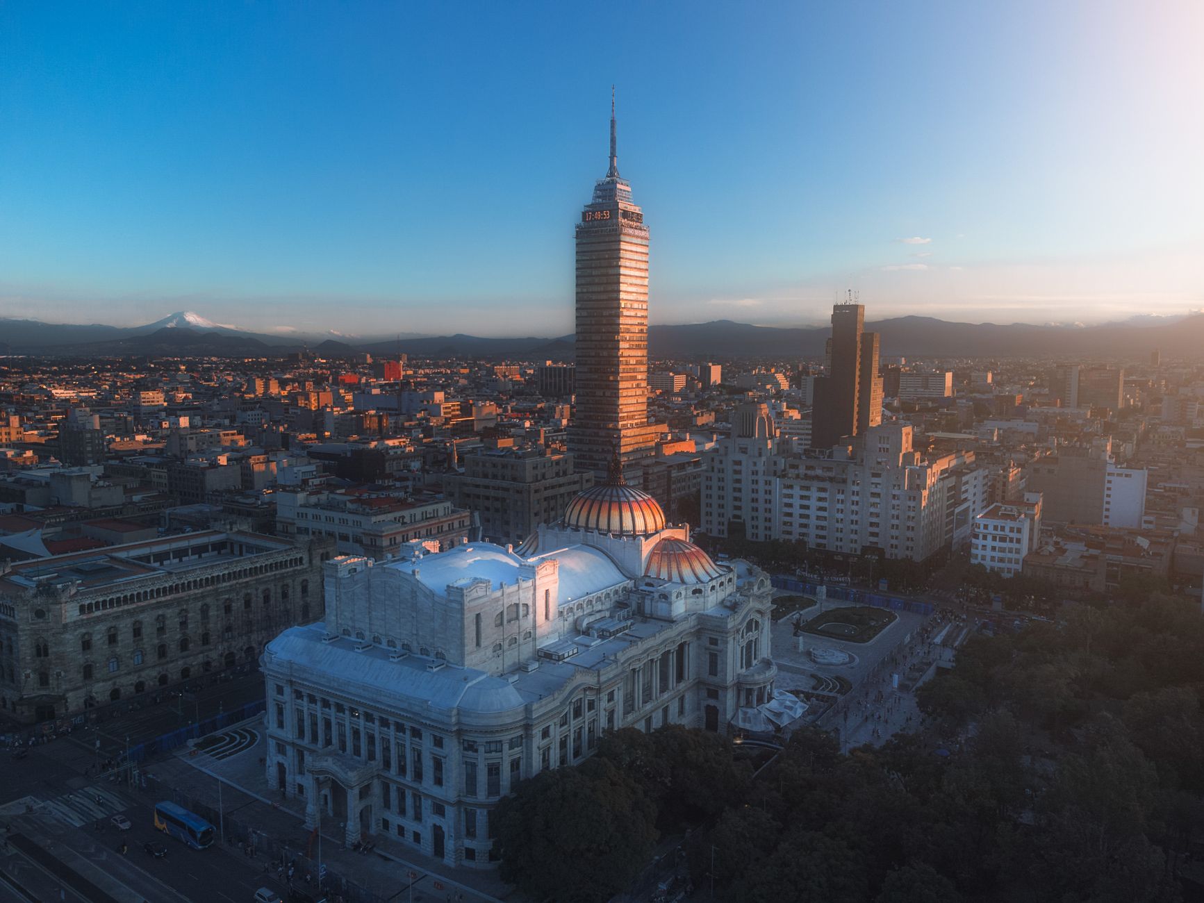 Aerial view of Mexico City, built on the soft former lake-bed sediments that amplified the 1985 earthquake