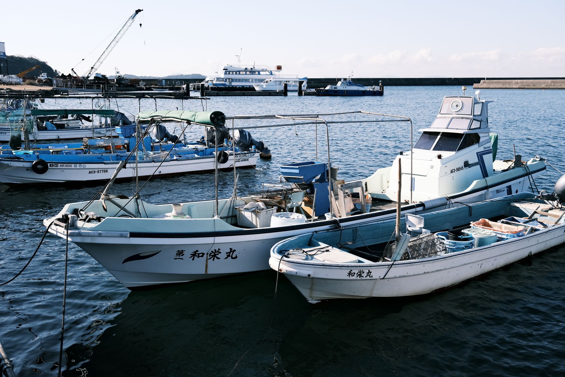 Puerto costero japonés con barcos de pesca, el tipo de comunidad golpeada por el tsunami de Nankai de 1946