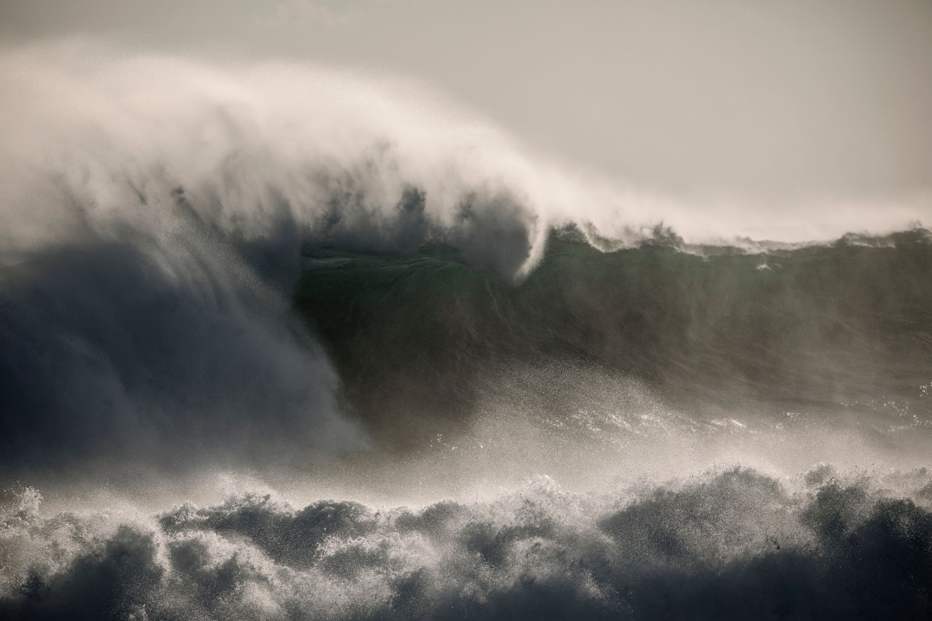 Ola oceánica rompiendo en la costa, el tipo de tsunami que golpeó Shikoku y la península de Kii en 1946