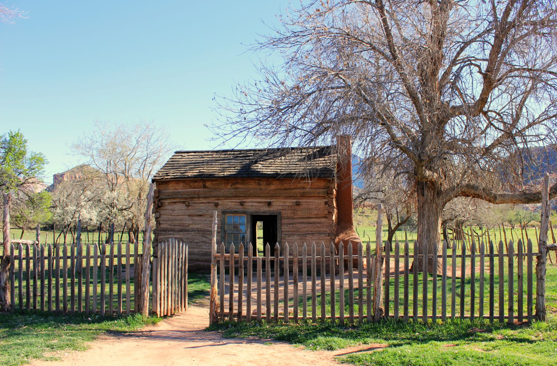 Old log cabin, the kind of frontier building found in the sparsely populated New Madrid region in 1811