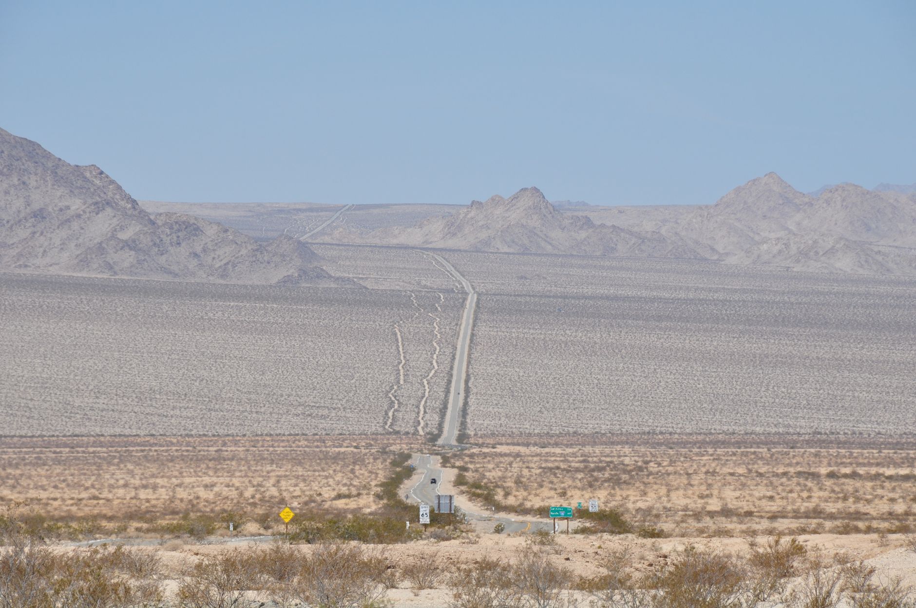 Carretera desierta que cruza el desierto de Mojave en California, cerca del epicentro del terremoto de Ridgecrest