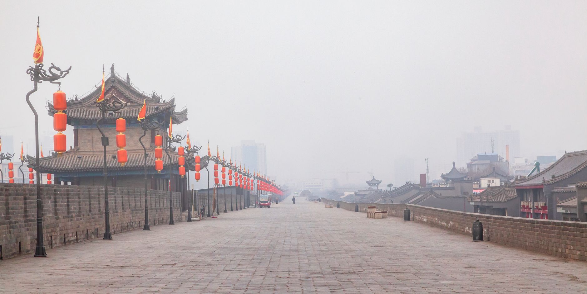 Antigua muralla de una ciudad china, similar a los emplazamientos históricos cerca de Huaxian golpeados en 1556